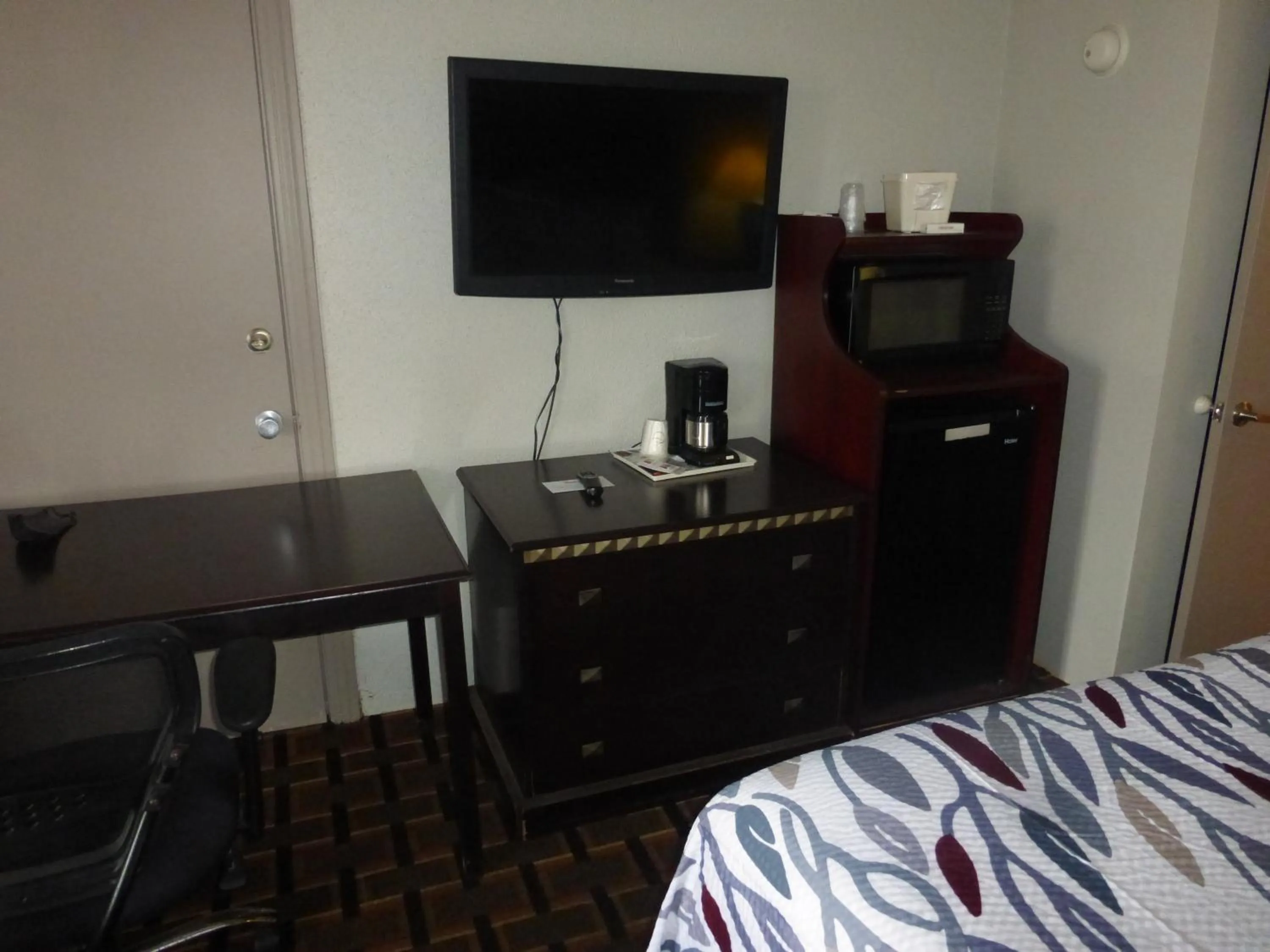 Bedroom, TV/Entertainment Center in Red Roof Inn Evergreen