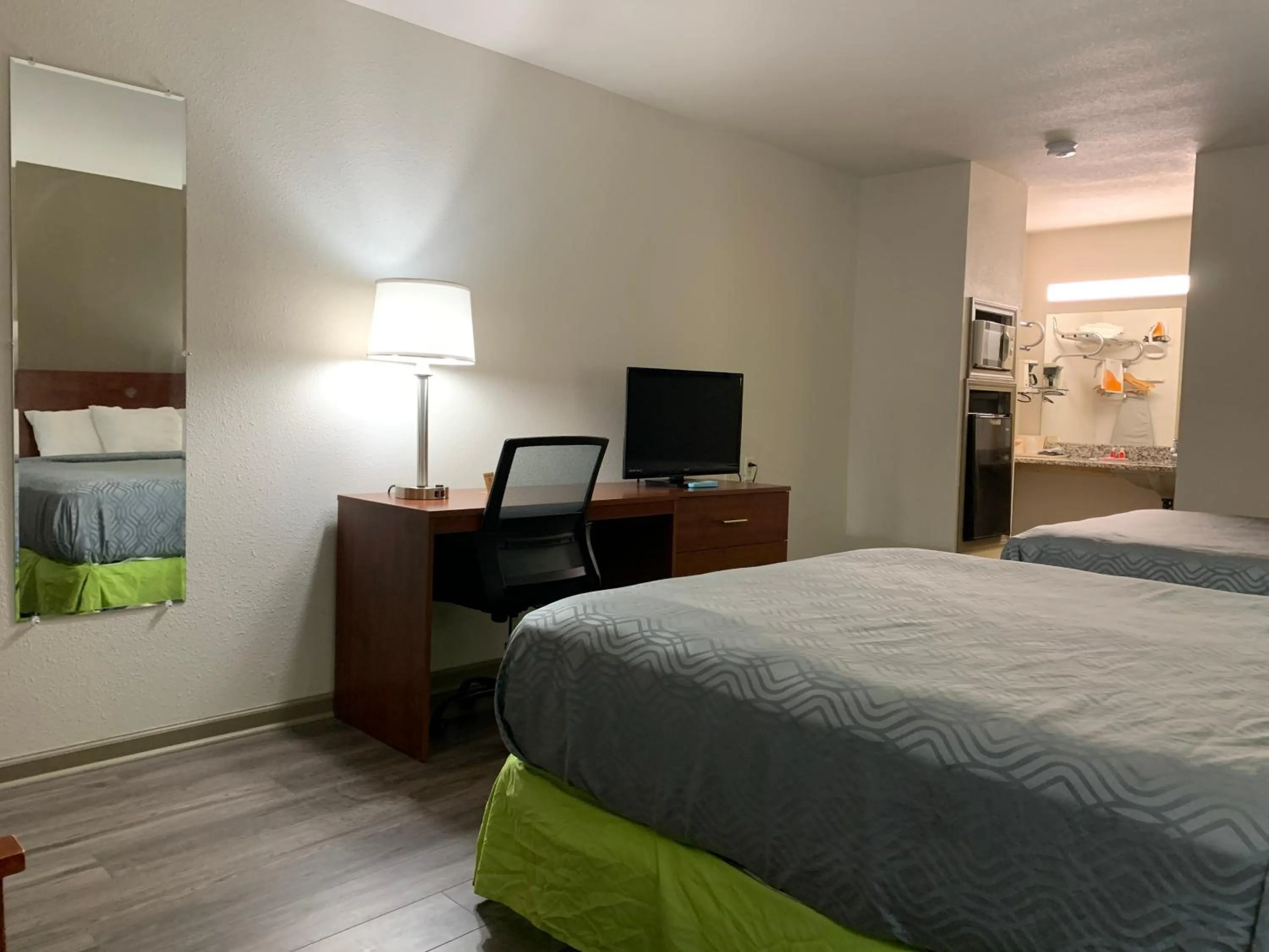 Bed in Econo Lodge Troy