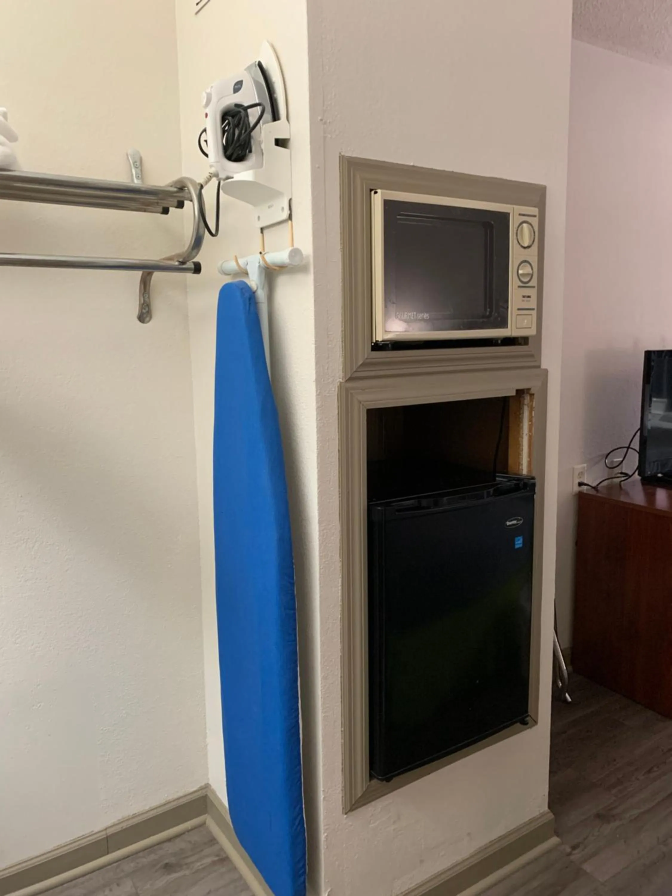 Photo of the whole room in Econo Lodge Troy