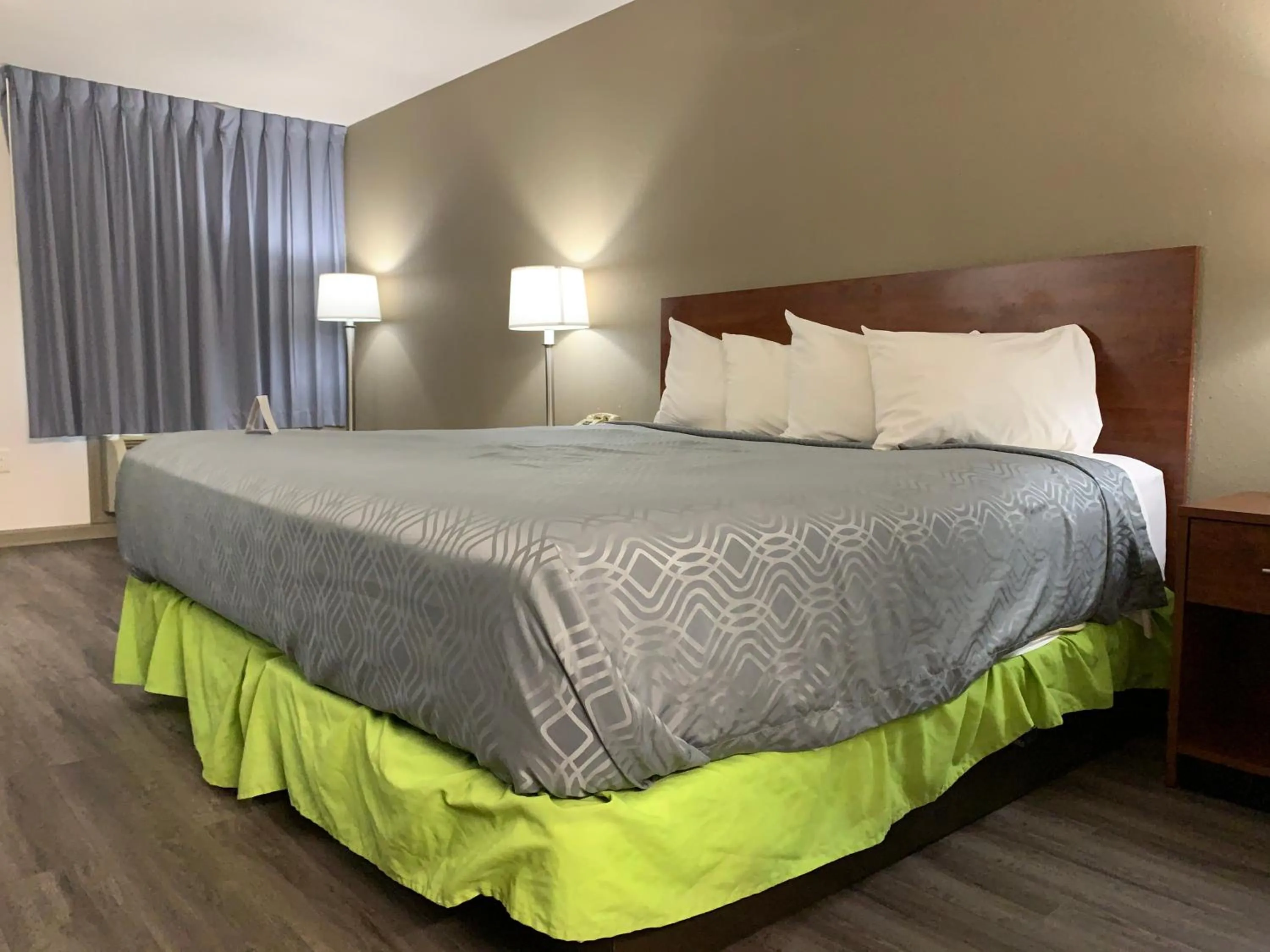 Bed in Econo Lodge Troy