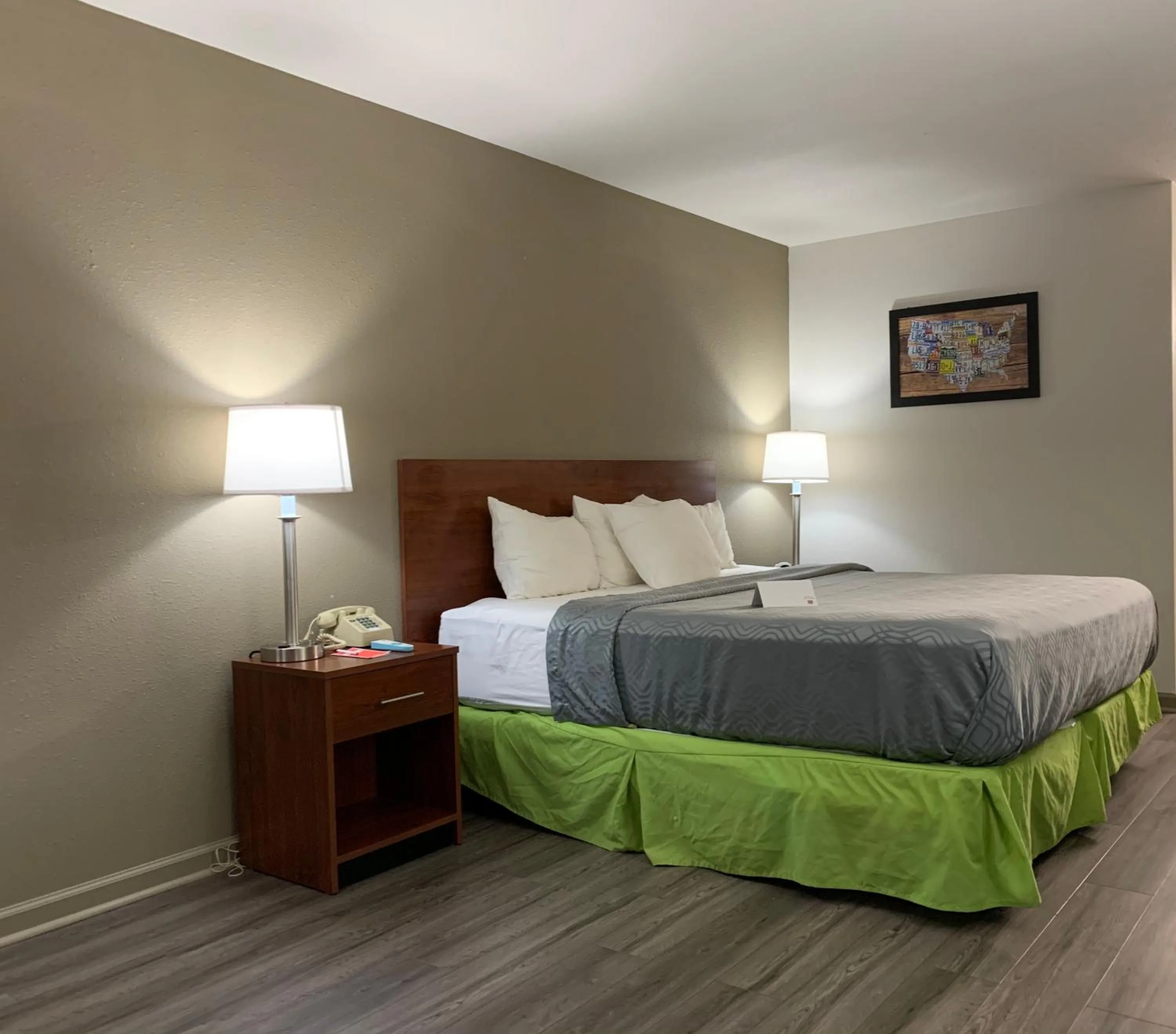 Bed in Econo Lodge Troy