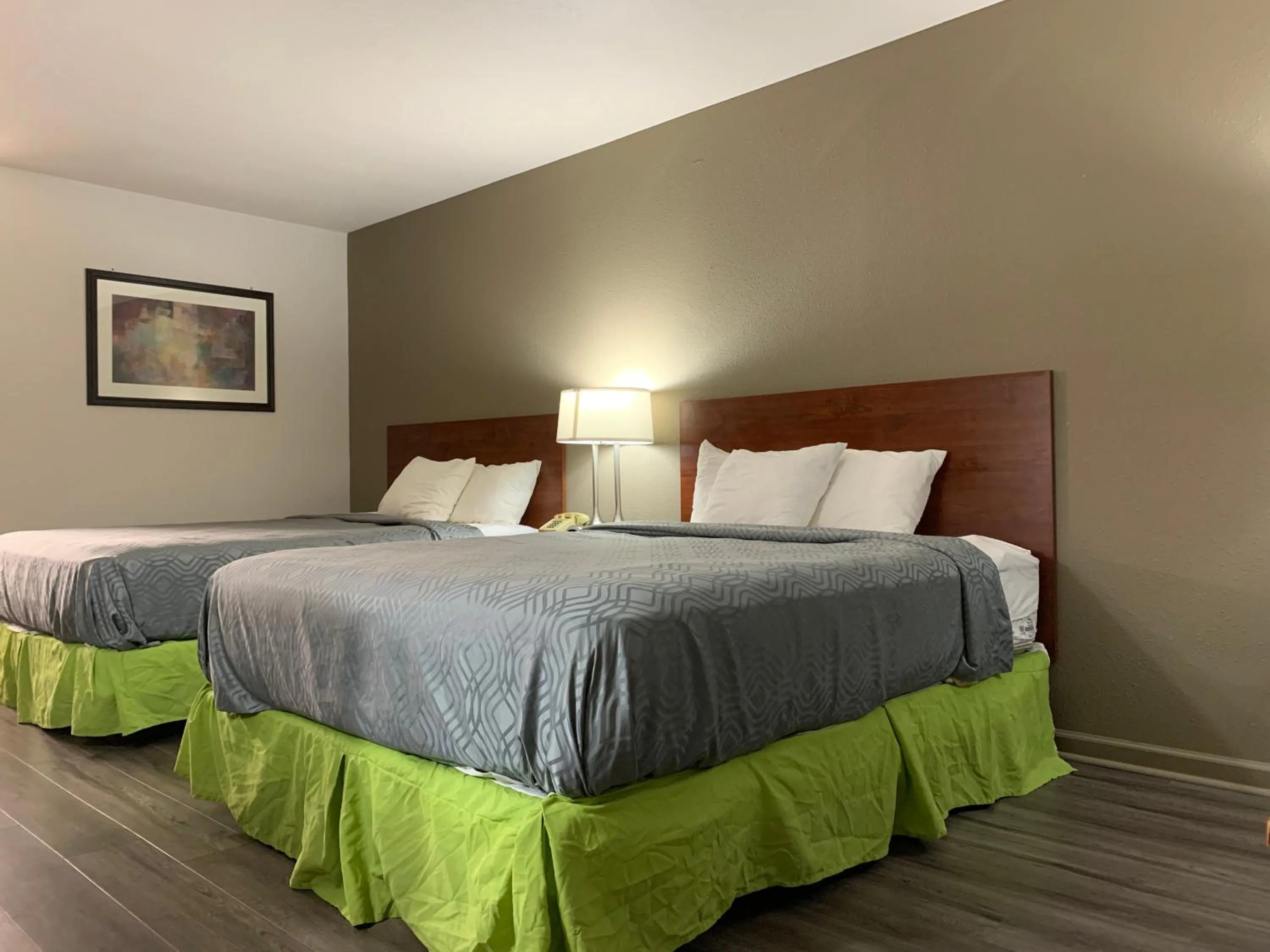 Bed in Econo Lodge Troy