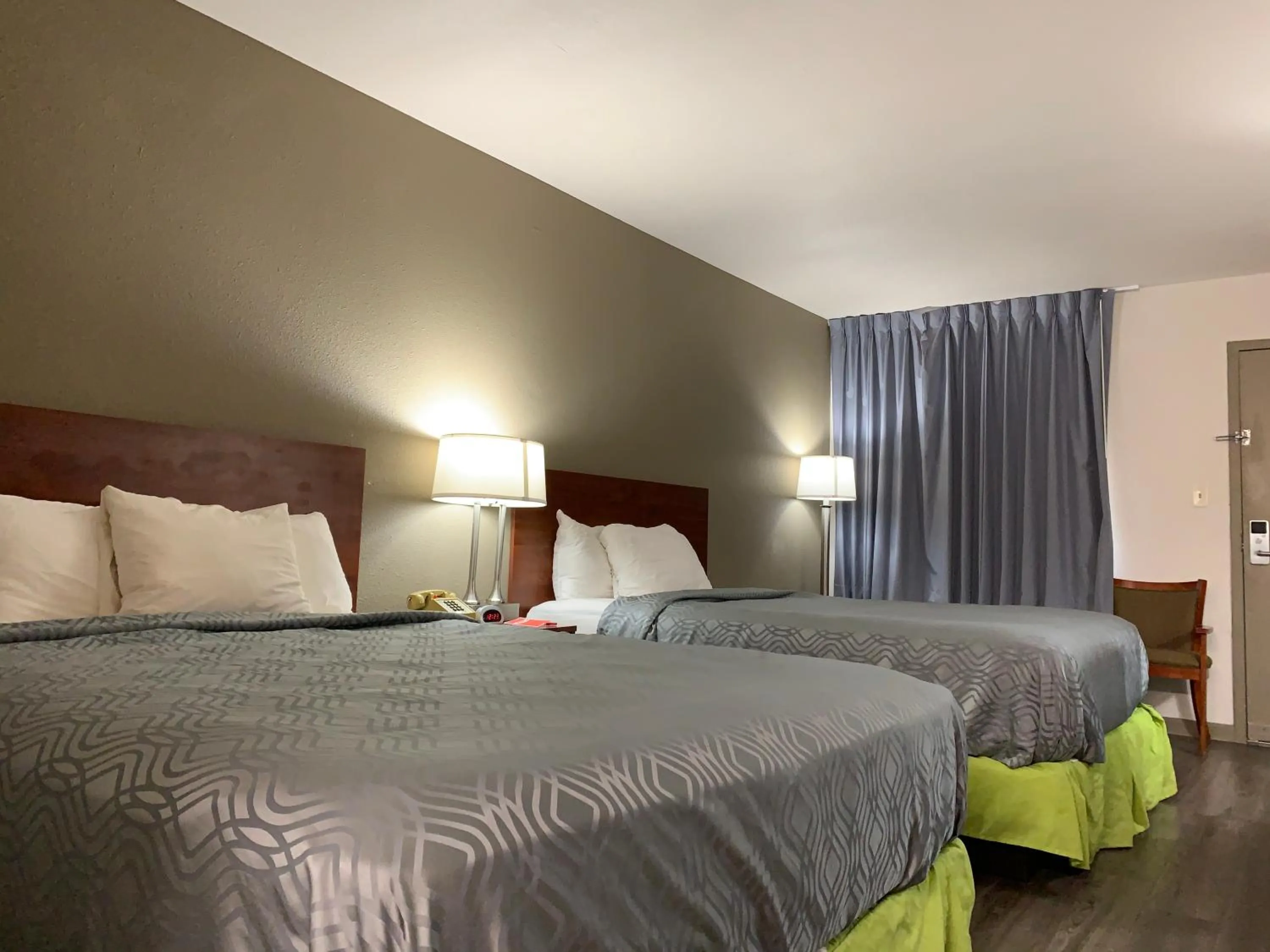 Bed in Econo Lodge Troy