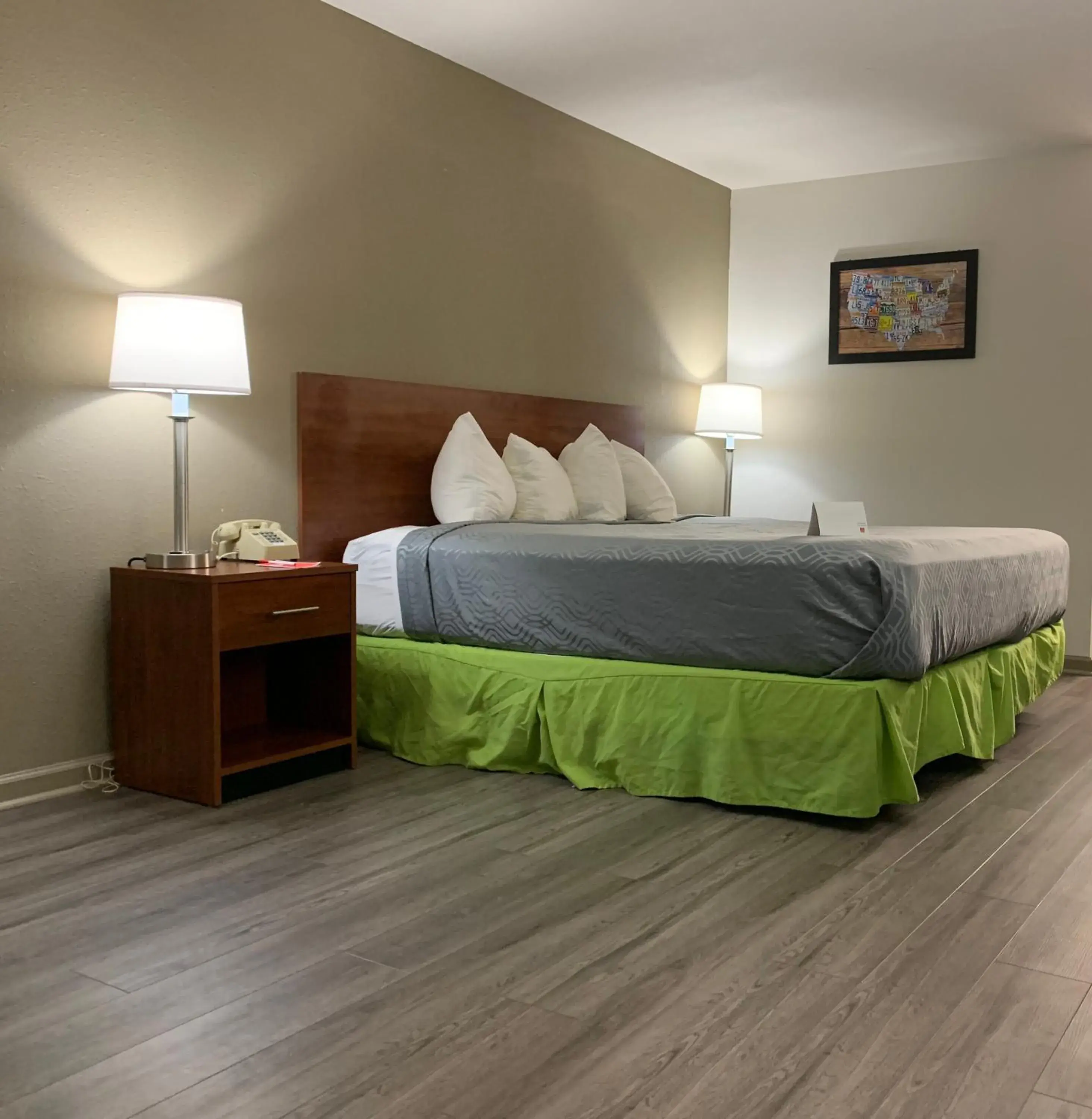 King Room - Disability Access/Non-Smoking in Econo Lodge King Room - Disability Access/Non-Smoking in Econo Lodge