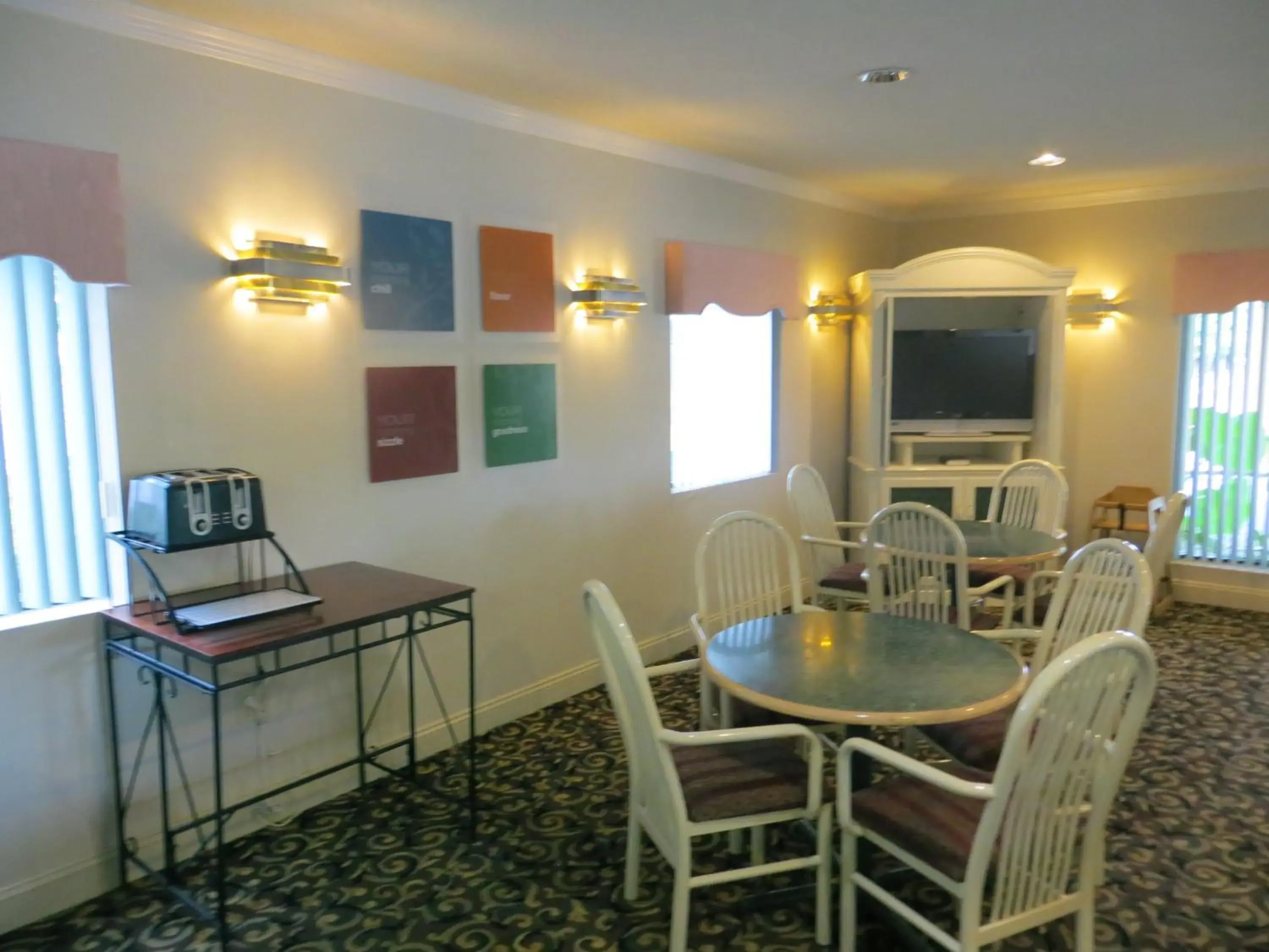 Restaurant/places to eat in Fairview Inn & Suites Mobile