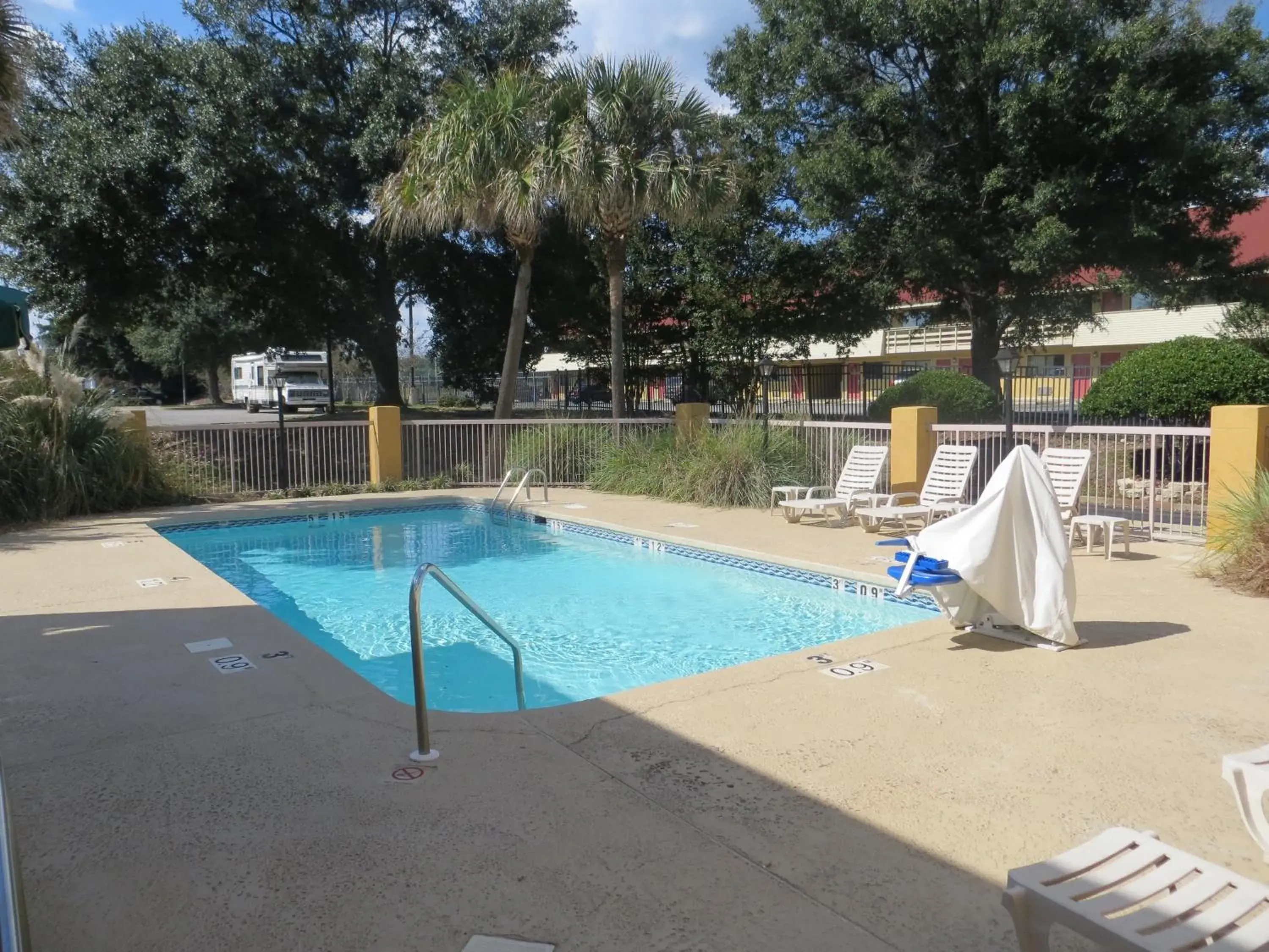 Swimming Pool in Fairview Inn & Suites Mobile