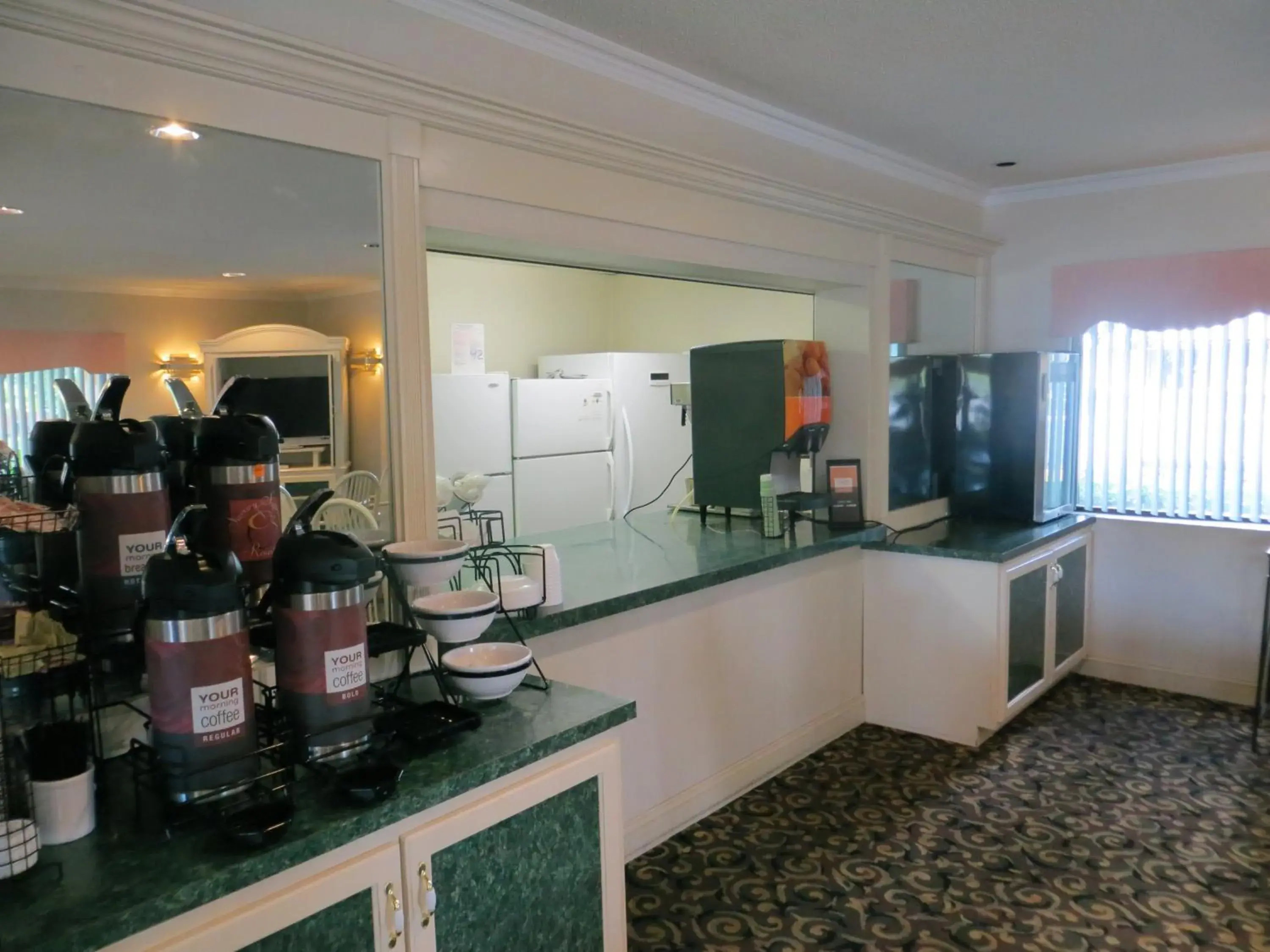 Breakfast, Kitchen/Kitchenette in Fairview Inn & Suites Mobile