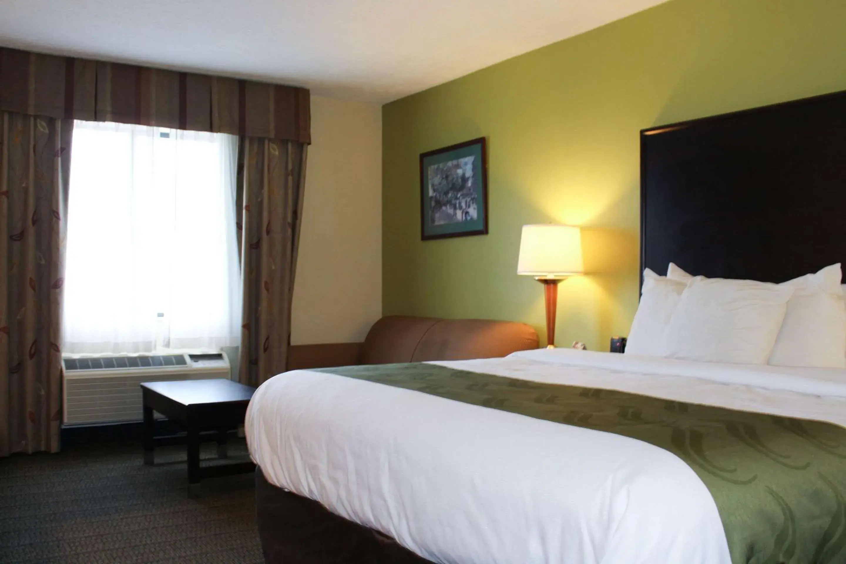 Photo of the whole room, Bed in Quality Inn Florence East Photo of the whole room, Bed in Quality Inn Florence East