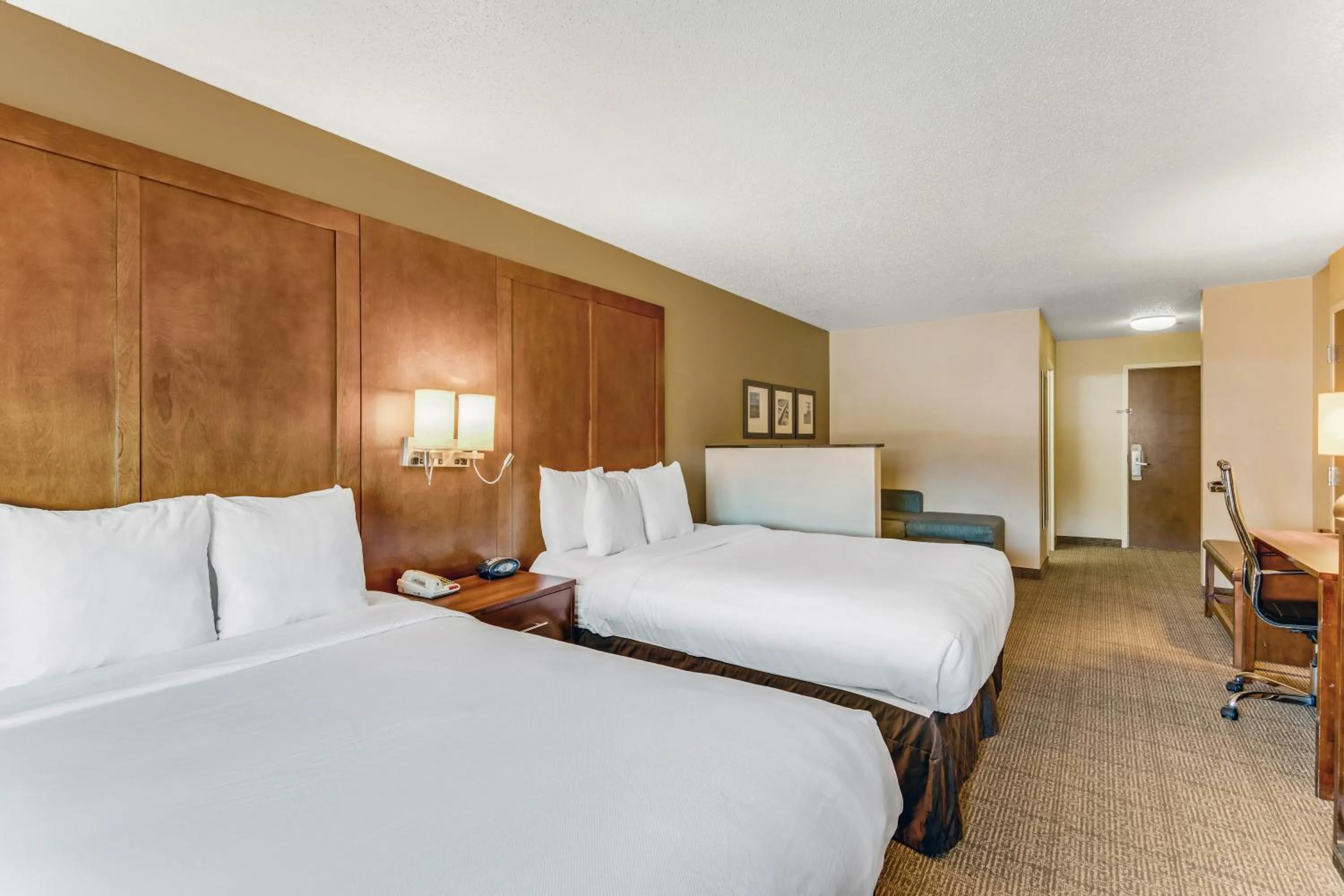 Photo of the whole room, Bed in Comfort Suites Huntsville MidCity District at Research Park