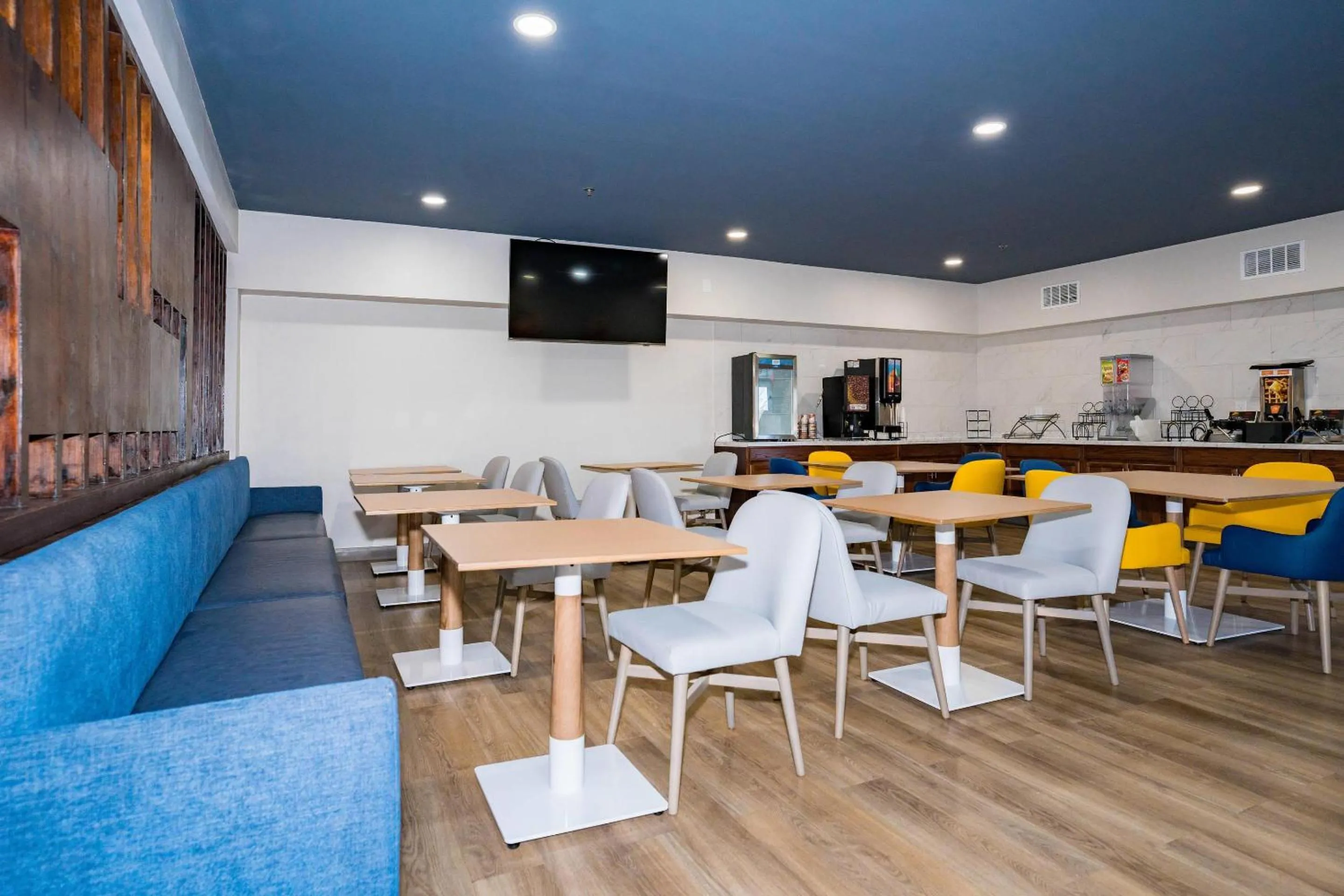 Breakfast in Comfort Inn & Suites River City Decatur