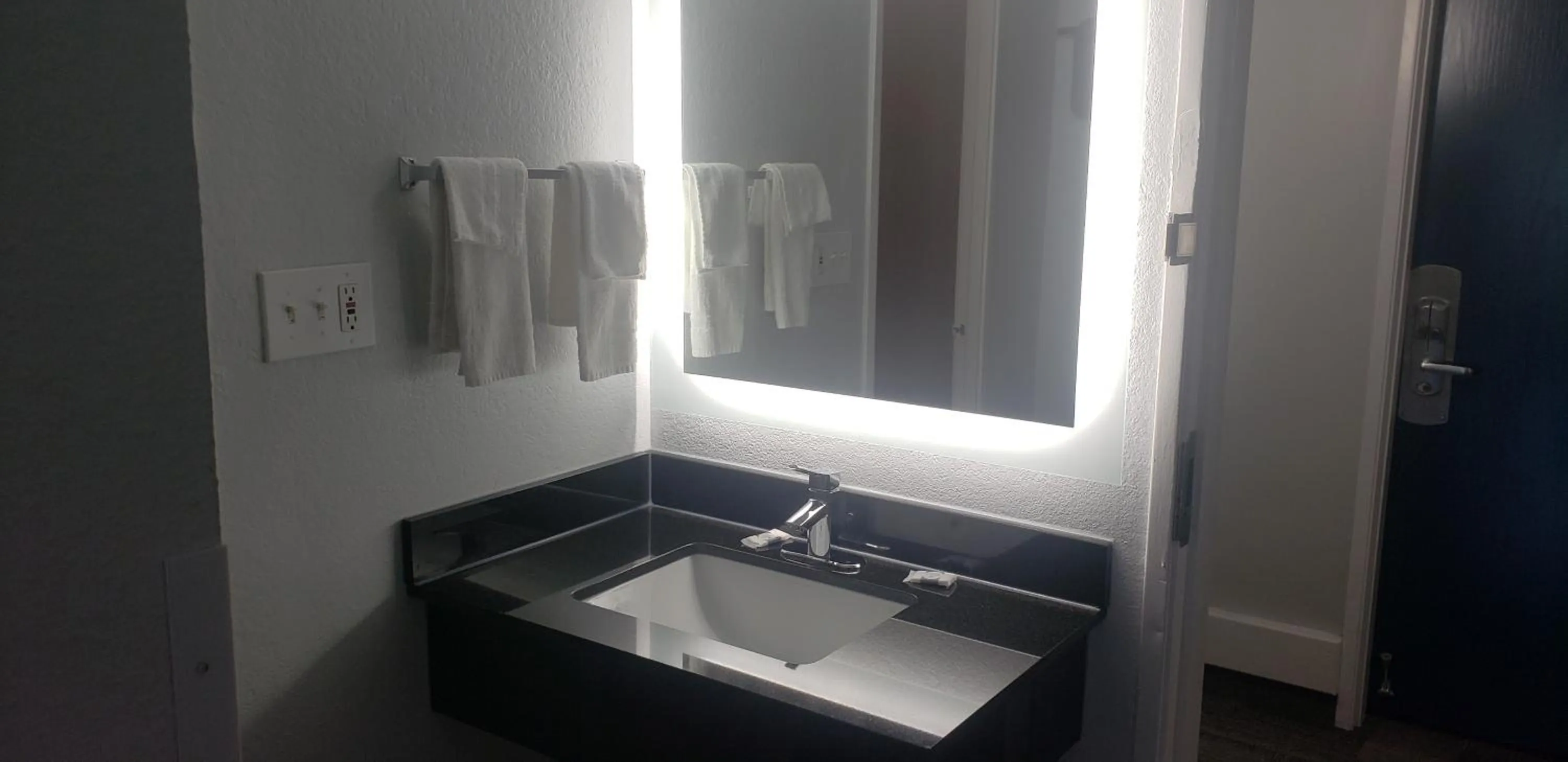 Bathroom in Motel 6 Mobile, AL - Airport Blvd