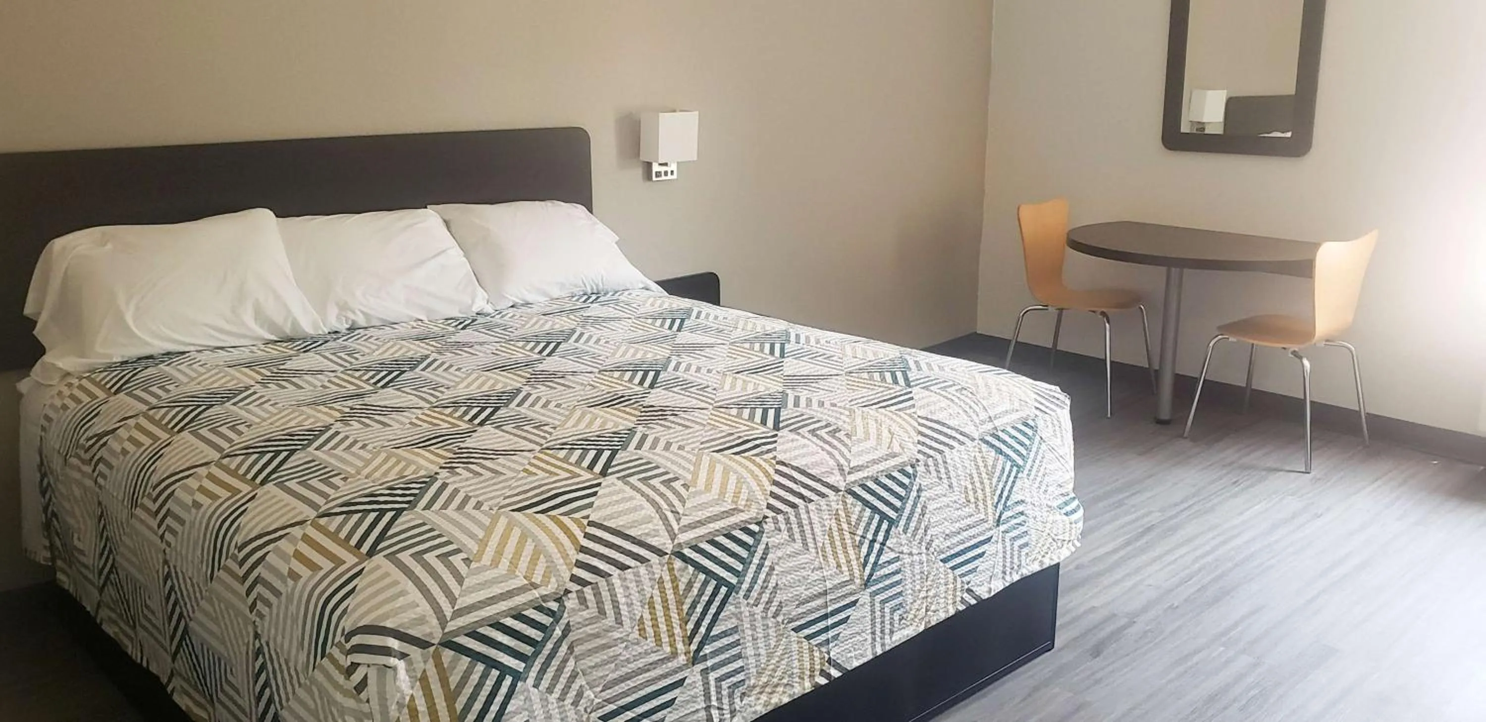 Bed in Motel 6 Mobile, AL - Airport Blvd