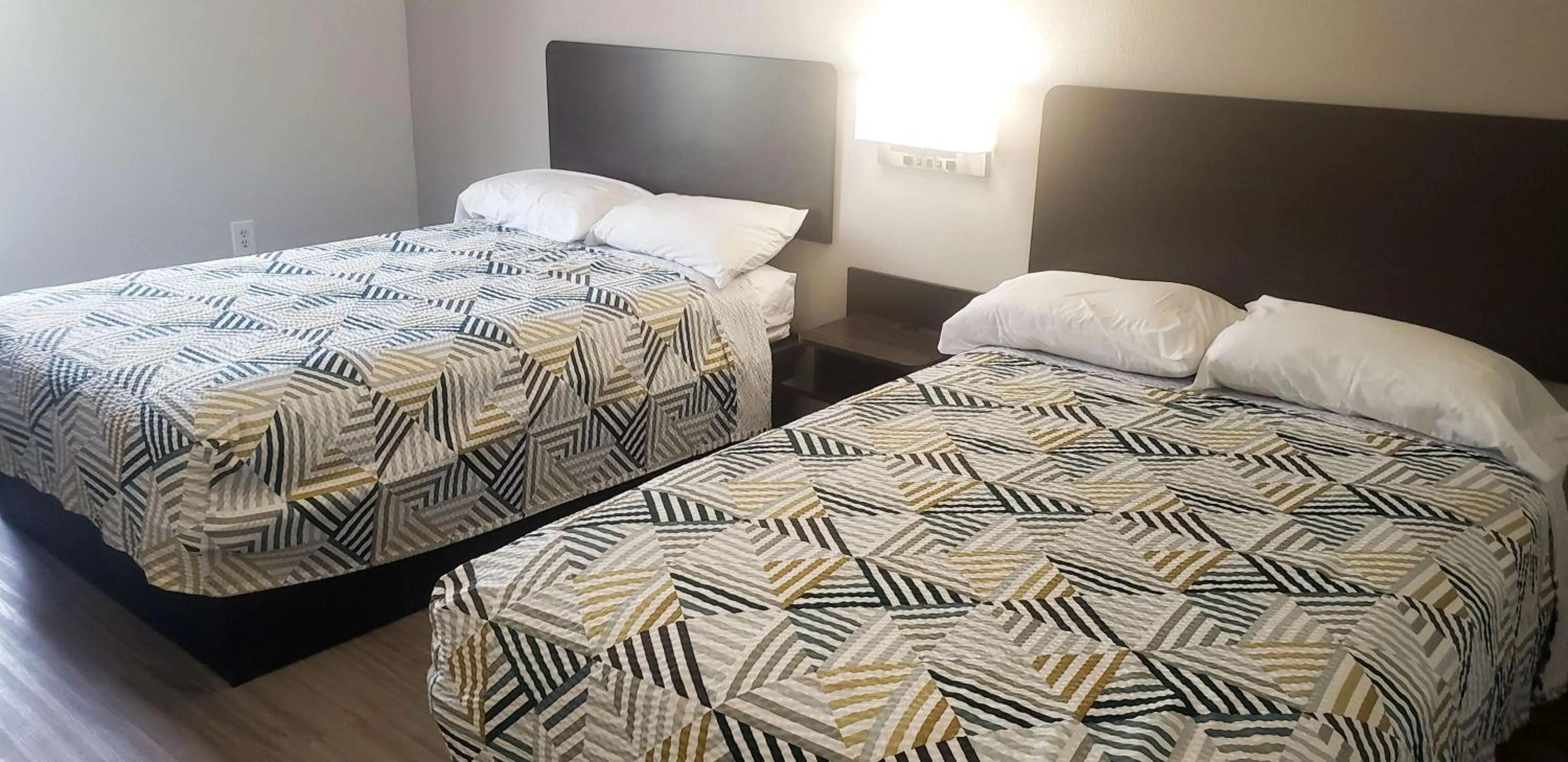 Photo of the whole room, Bed in Motel 6 Mobile, AL - Airport Blvd