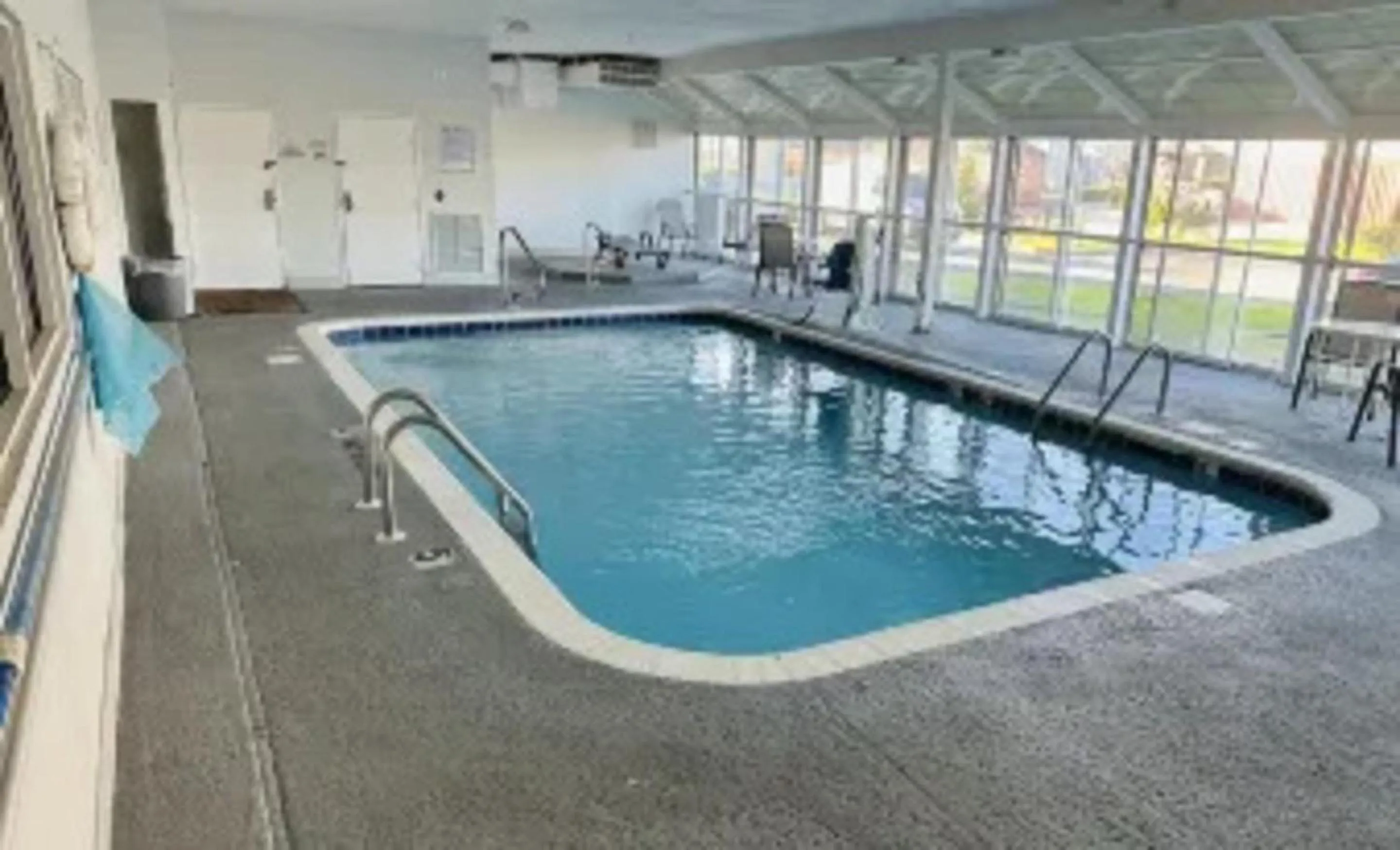 Swimming pool in Motel 6 Mobile, AL - Airport Blvd