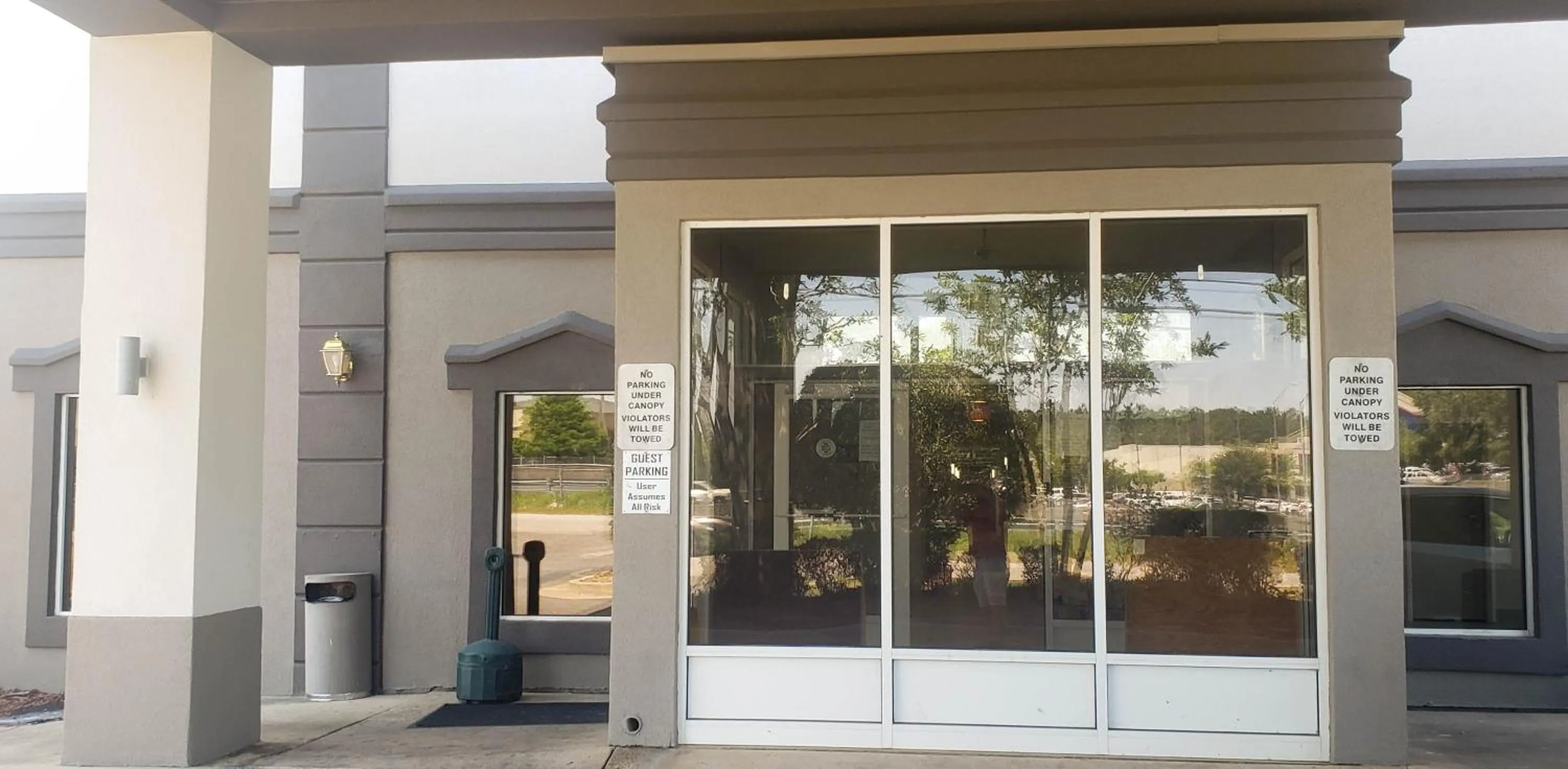 Facade/entrance in Motel 6 Mobile, AL - Airport Blvd