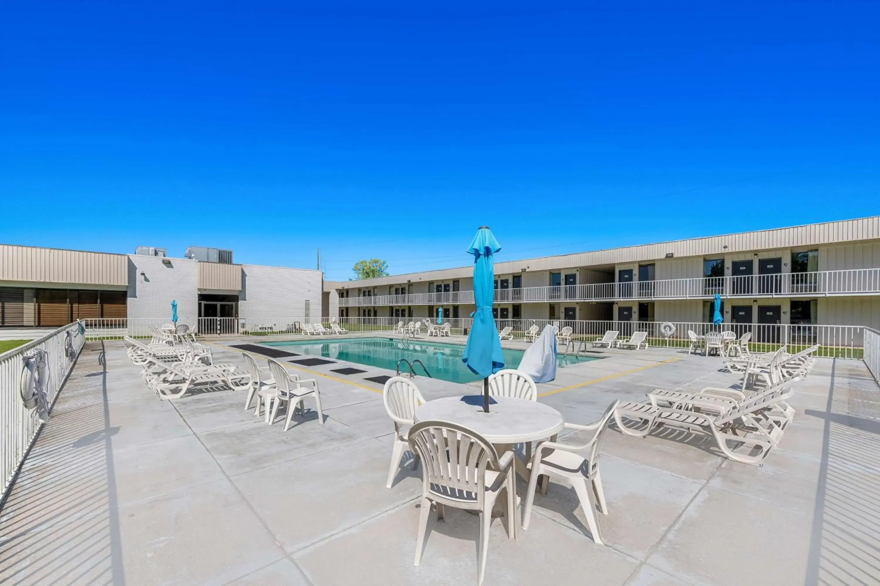 Pool view in Americas Best Value Inn Hamilton Pool view in Americas Best Value Inn Hamilton