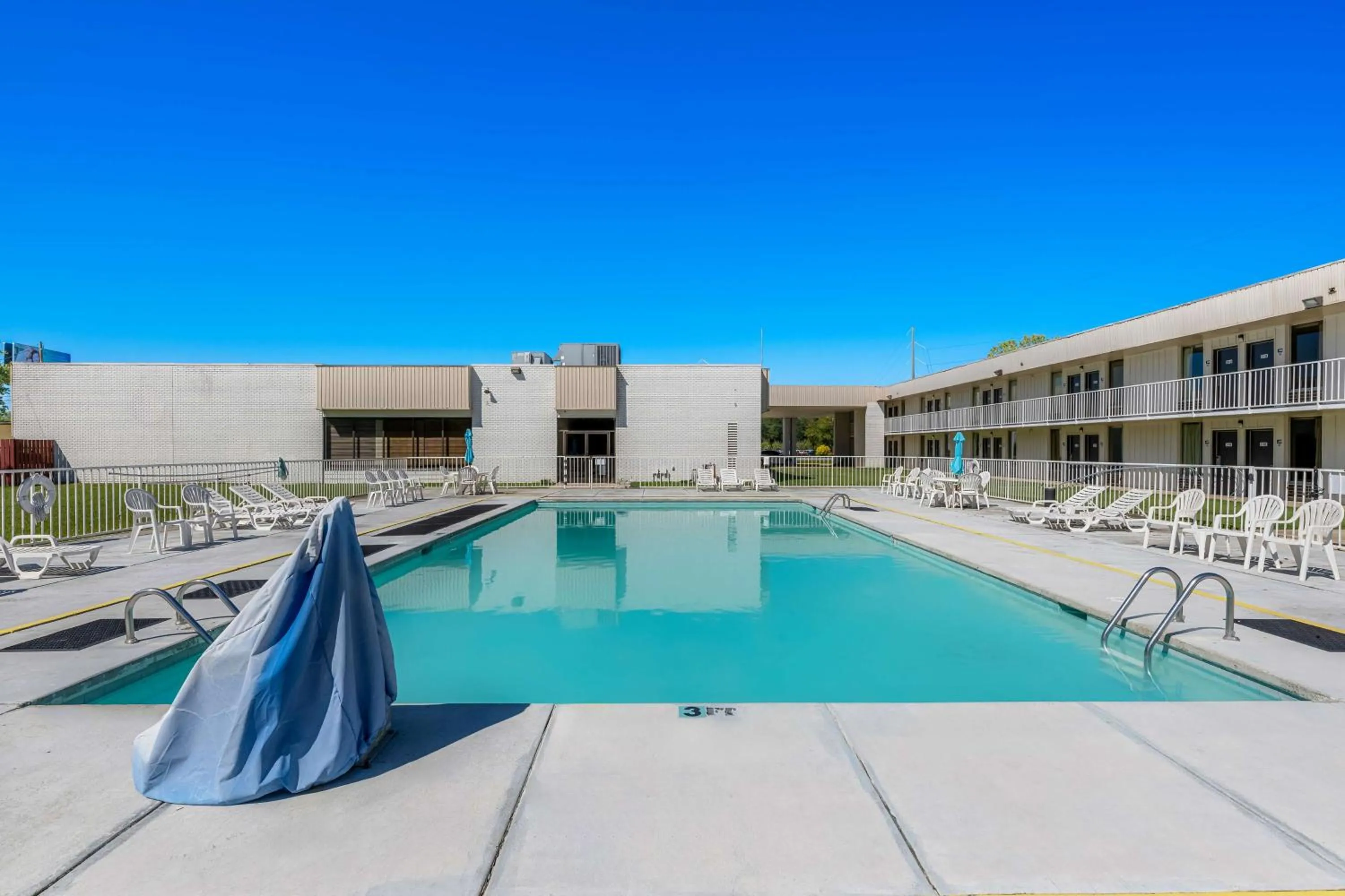 Pool view in Americas Best Value Inn Hamilton