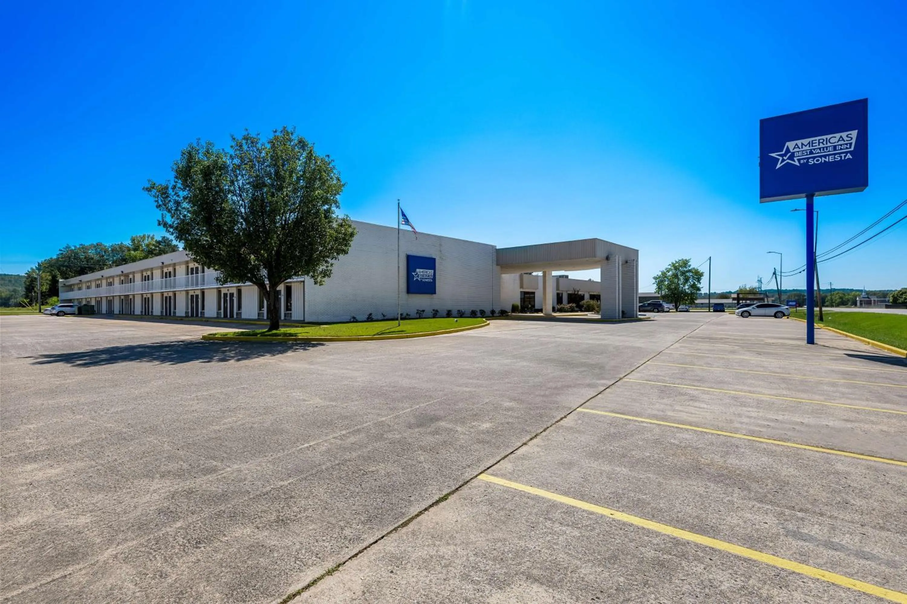 Property building in Motel 6-Hamilton, AL