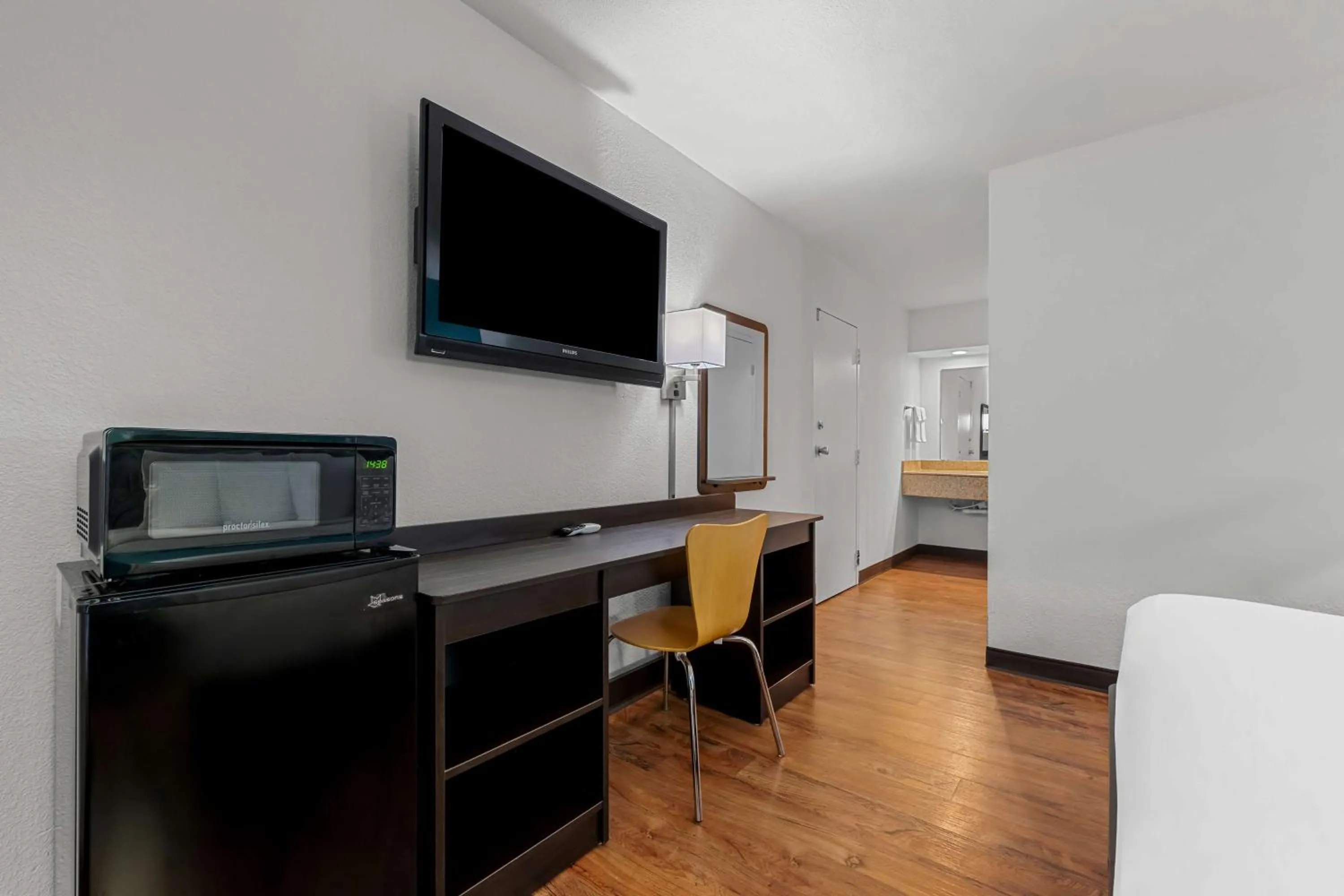 Bedroom in Americas Best Value Inn Hamilton