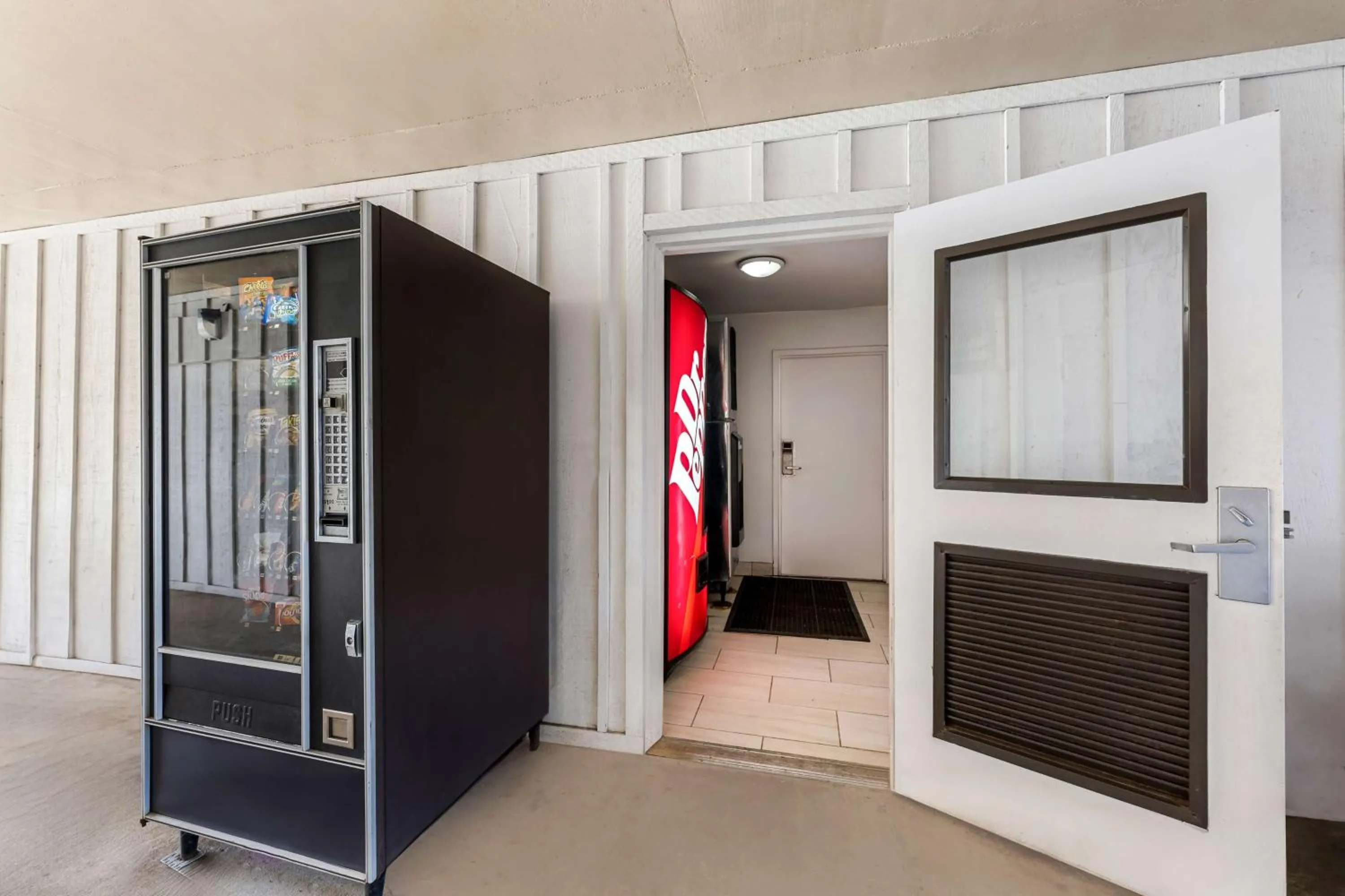 Property building in Motel 6-Hamilton, AL