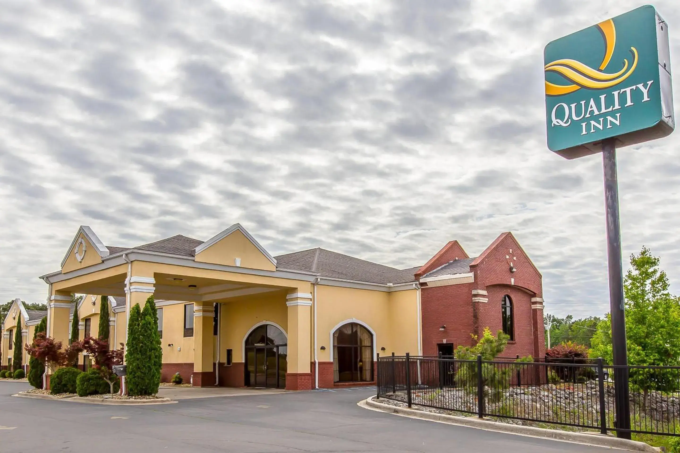 Property building in Quality Inn Hanceville US Hwy 31 Property building in Quality Inn Hanceville US Hwy 31