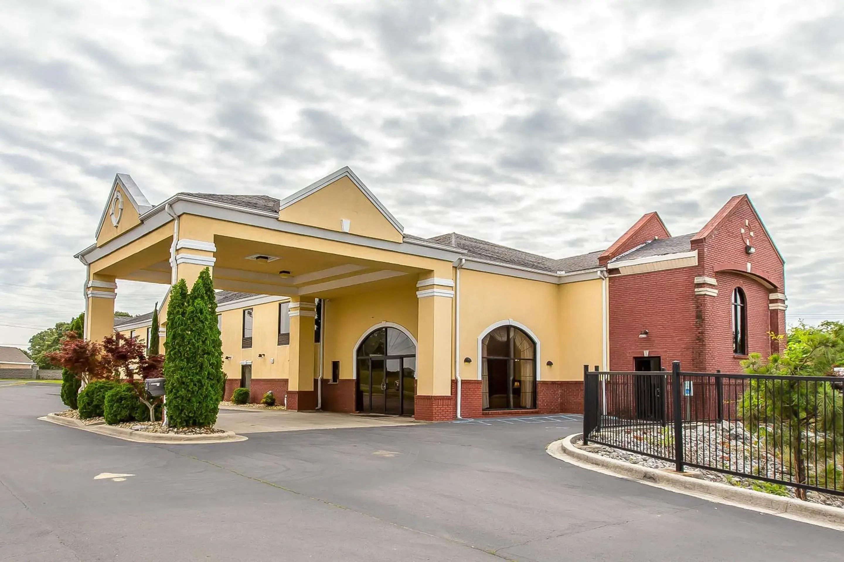 Property building in Quality Inn Hanceville US Hwy 31 Property building in Quality Inn Hanceville US Hwy 31