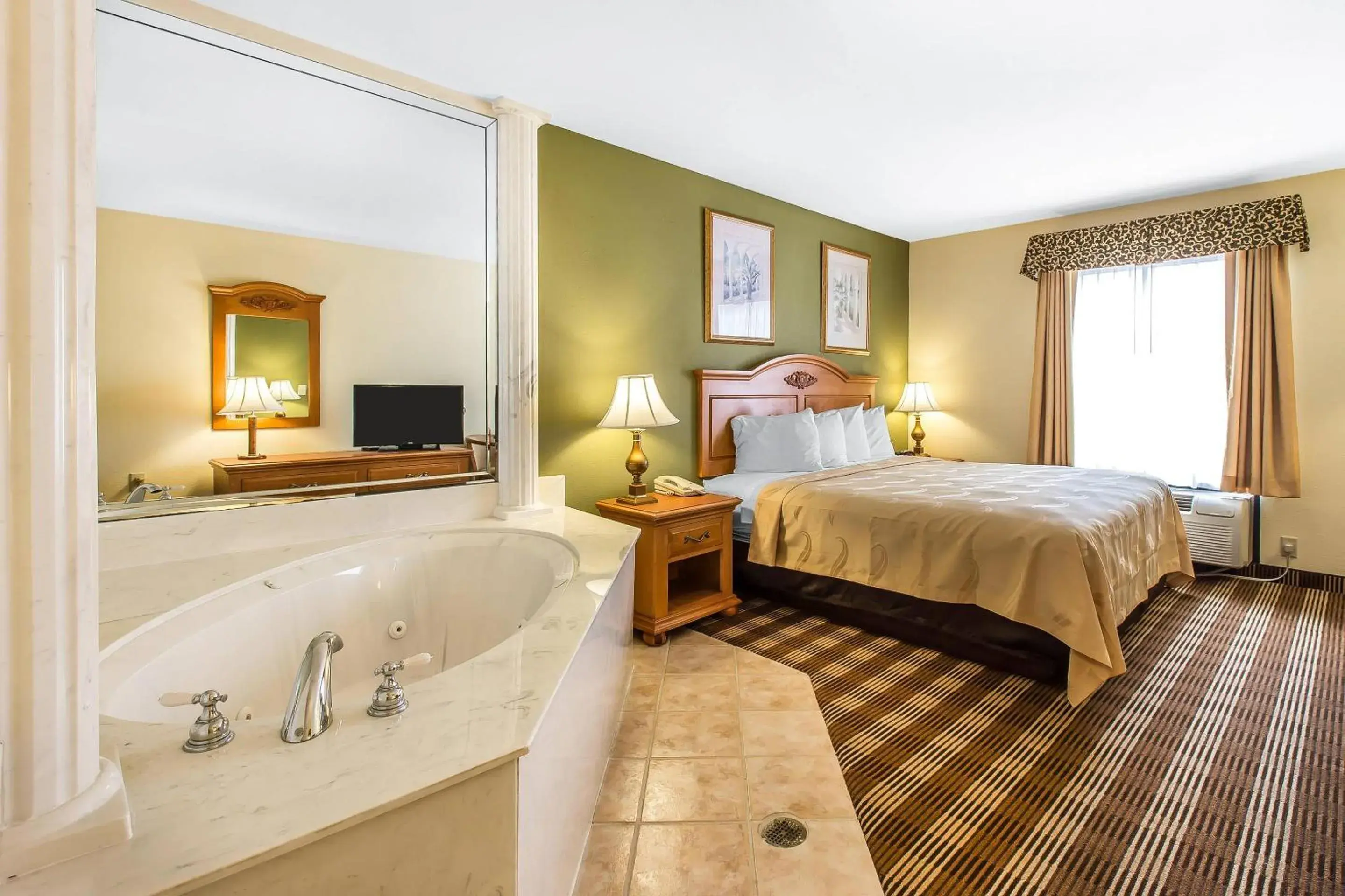 Bedroom, Bed in Quality Inn Hanceville US Hwy 31 Bedroom, Bed in Quality Inn Hanceville US Hwy 31