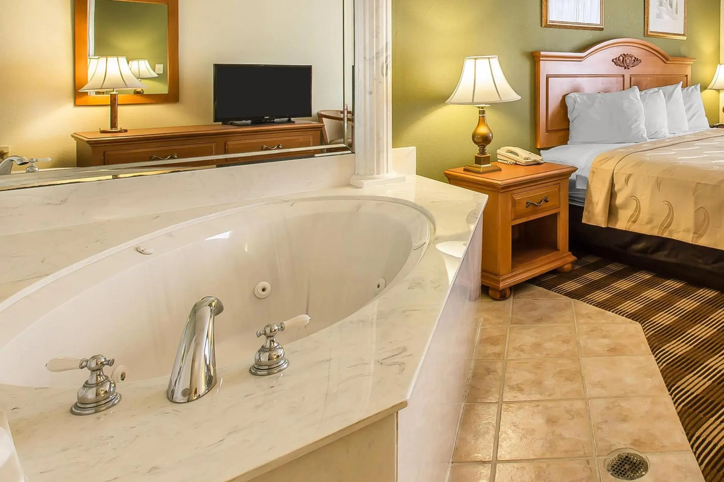 Bedroom, Bed in Quality Inn Hanceville US Hwy 31 Bedroom, Bed in Quality Inn Hanceville US Hwy 31