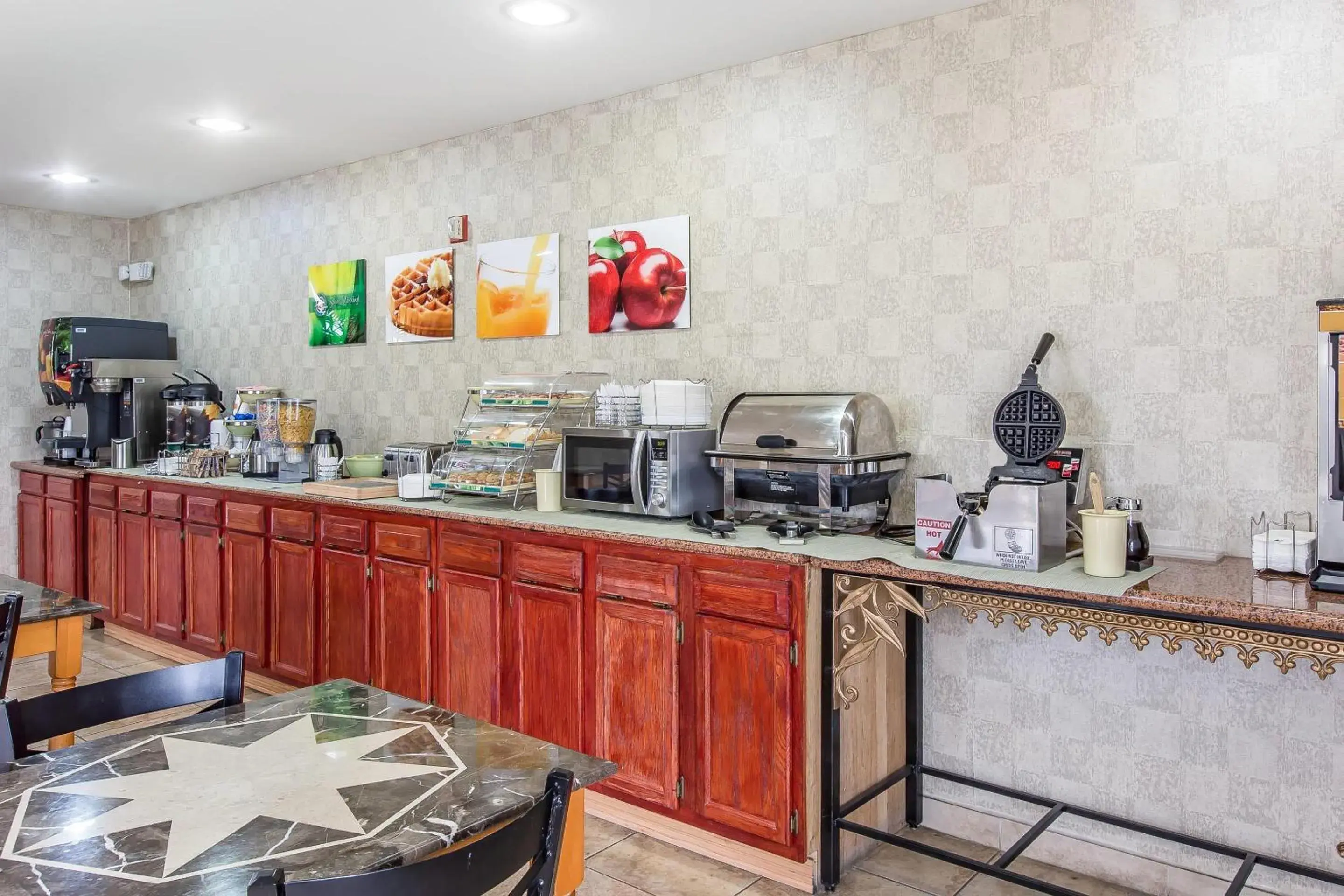 Breakfast in Quality Inn Hanceville US Hwy 31 Breakfast in Quality Inn Hanceville US Hwy 31