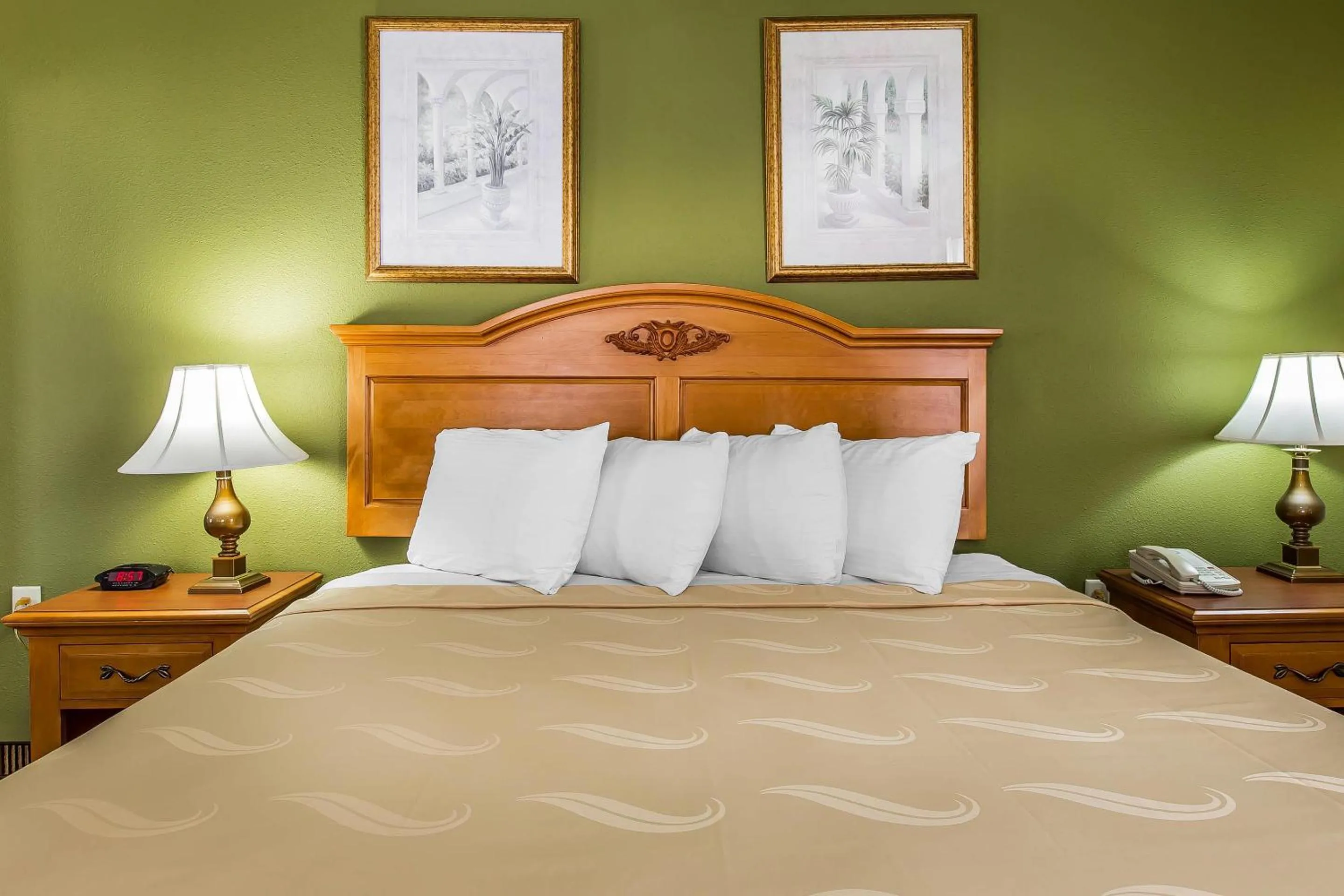 Property building, Bed in Quality Inn Hanceville US Hwy 31