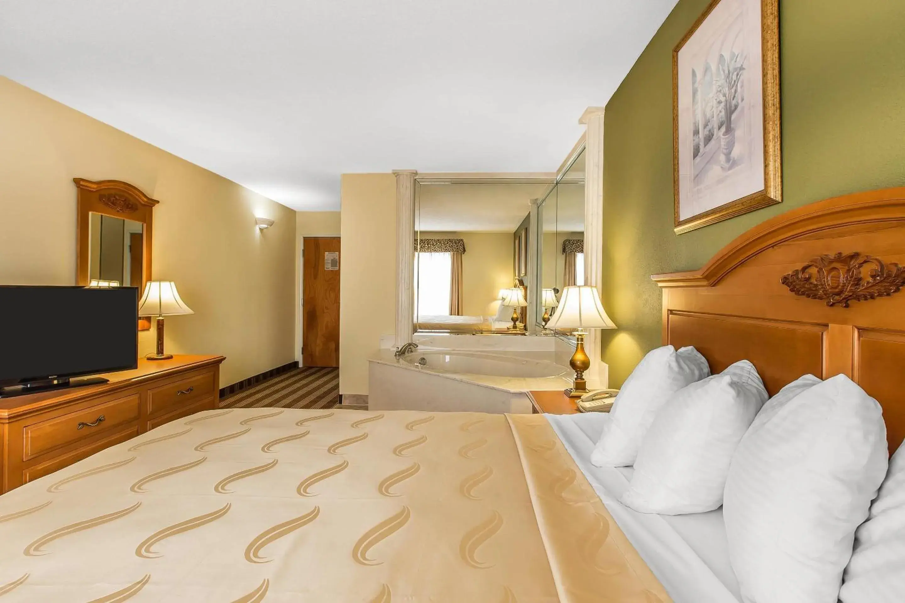 Bedroom, Bed in Quality Inn Hanceville US Hwy 31 Bedroom, Bed in Quality Inn Hanceville US Hwy 31