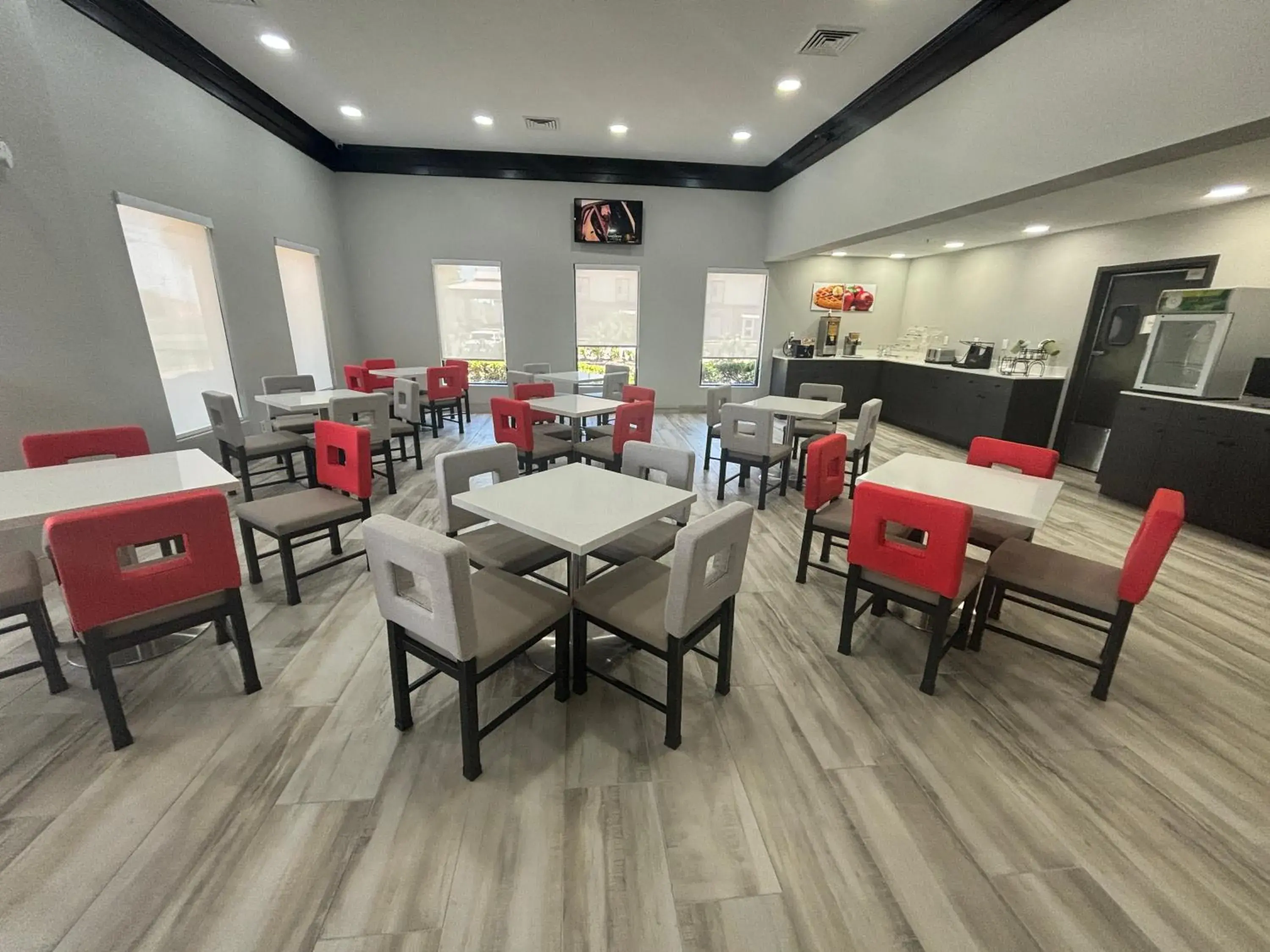 Breakfast in Quality Inn & Suites at Airport Blvd I-65 Breakfast in Quality Inn & Suites at Airport Blvd I-65