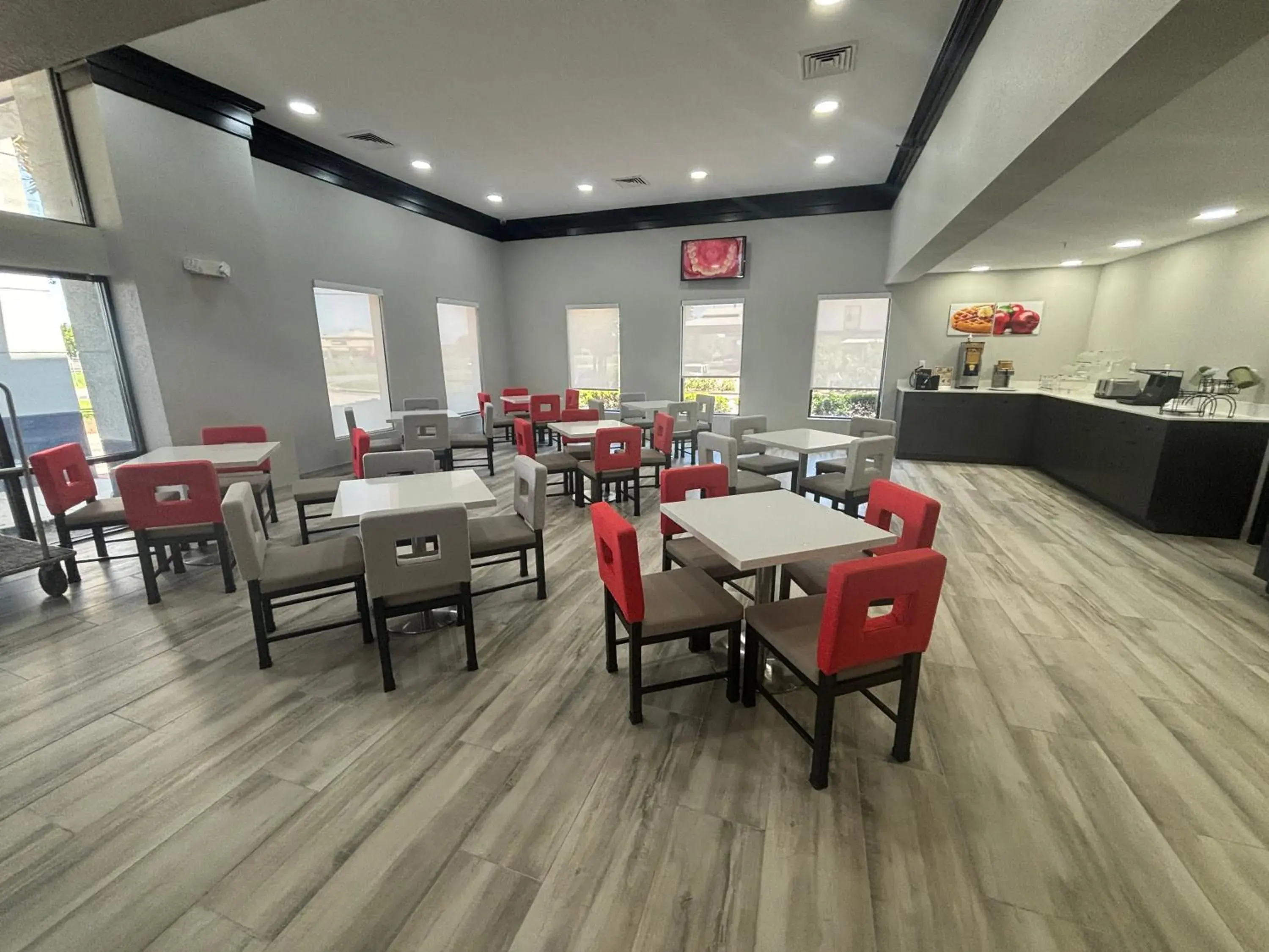 Breakfast in Quality Inn & Suites at Airport Blvd I-65 Breakfast in Quality Inn & Suites at Airport Blvd I-65