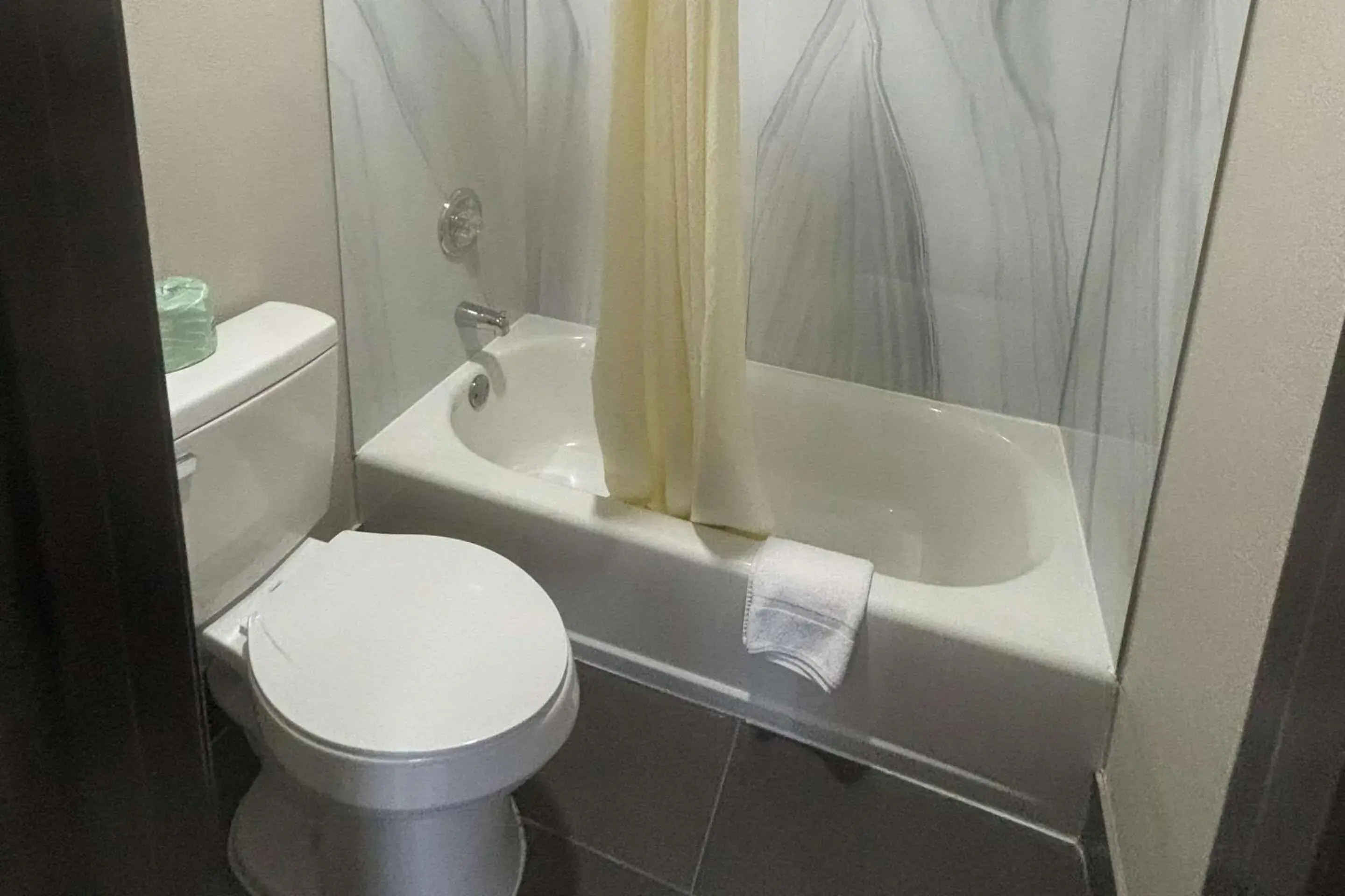 Bedroom in Quality Inn & Suites at Airport Blvd I-65 Bedroom in Quality Inn & Suites at Airport Blvd I-65