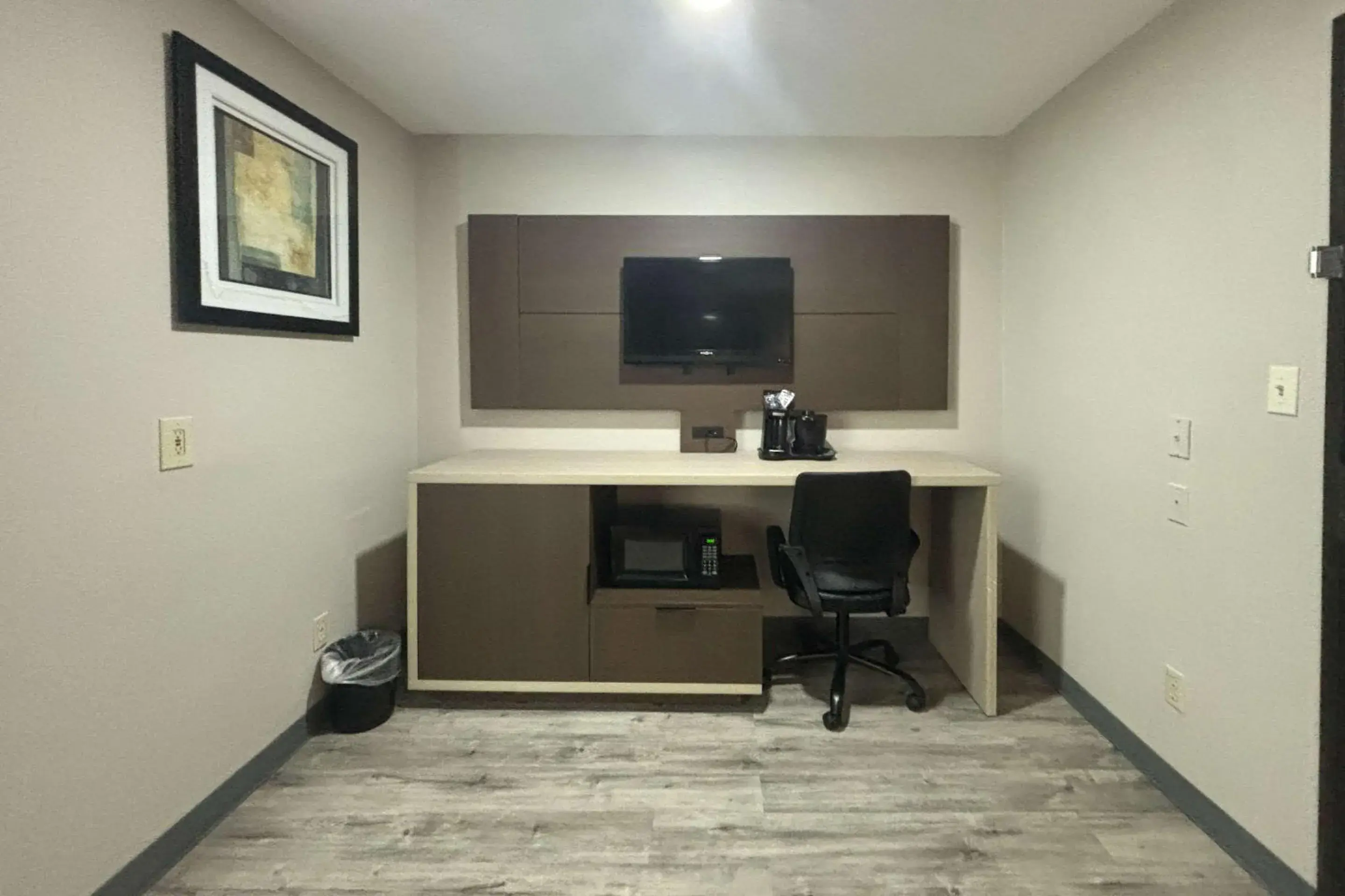 Bedroom in Quality Inn & Suites at Airport Blvd I-65 Bedroom in Quality Inn & Suites at Airport Blvd I-65