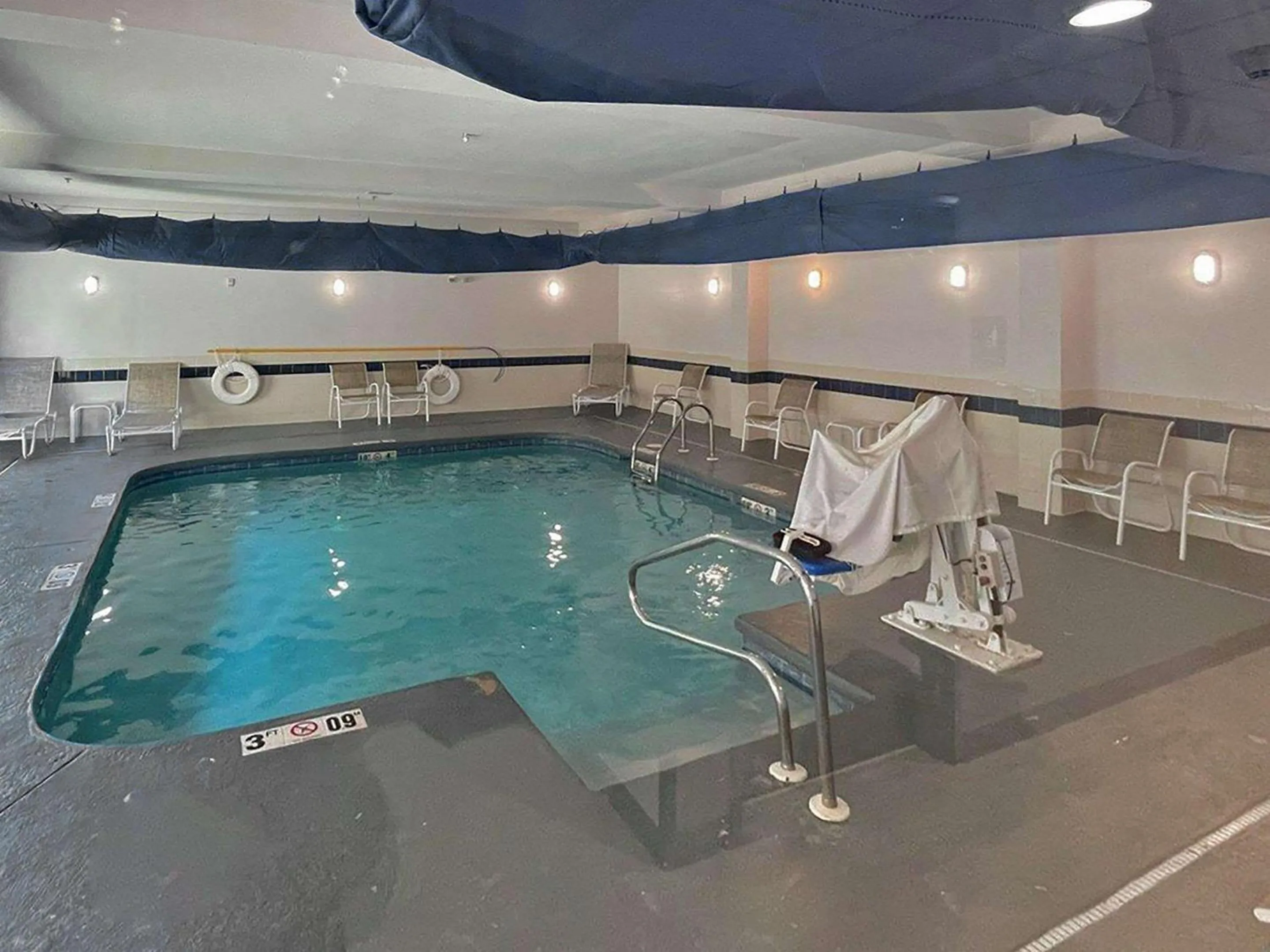Swimming pool in Springdale Inn & Suites
