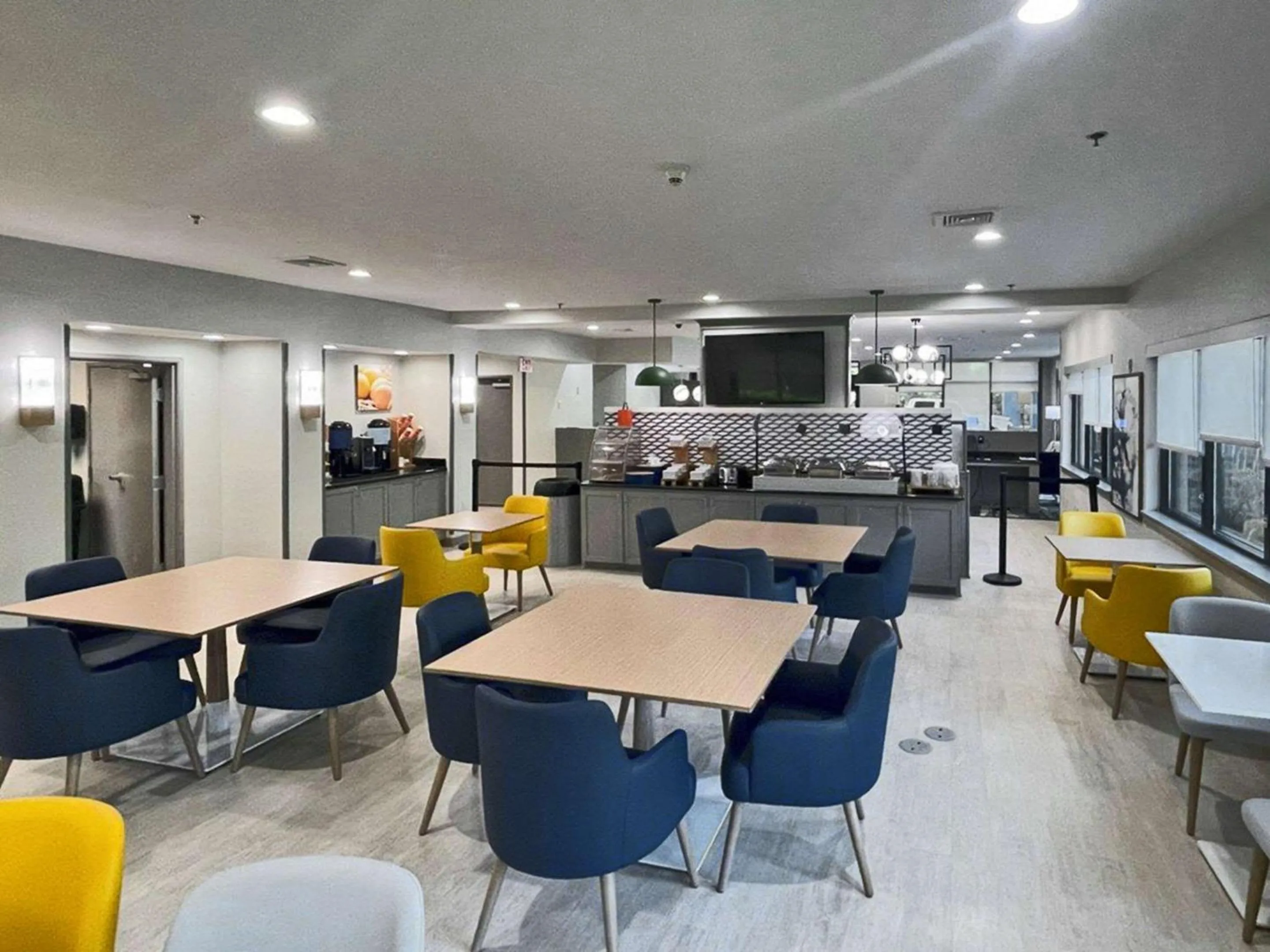 Breakfast in Springdale Inn & Suites