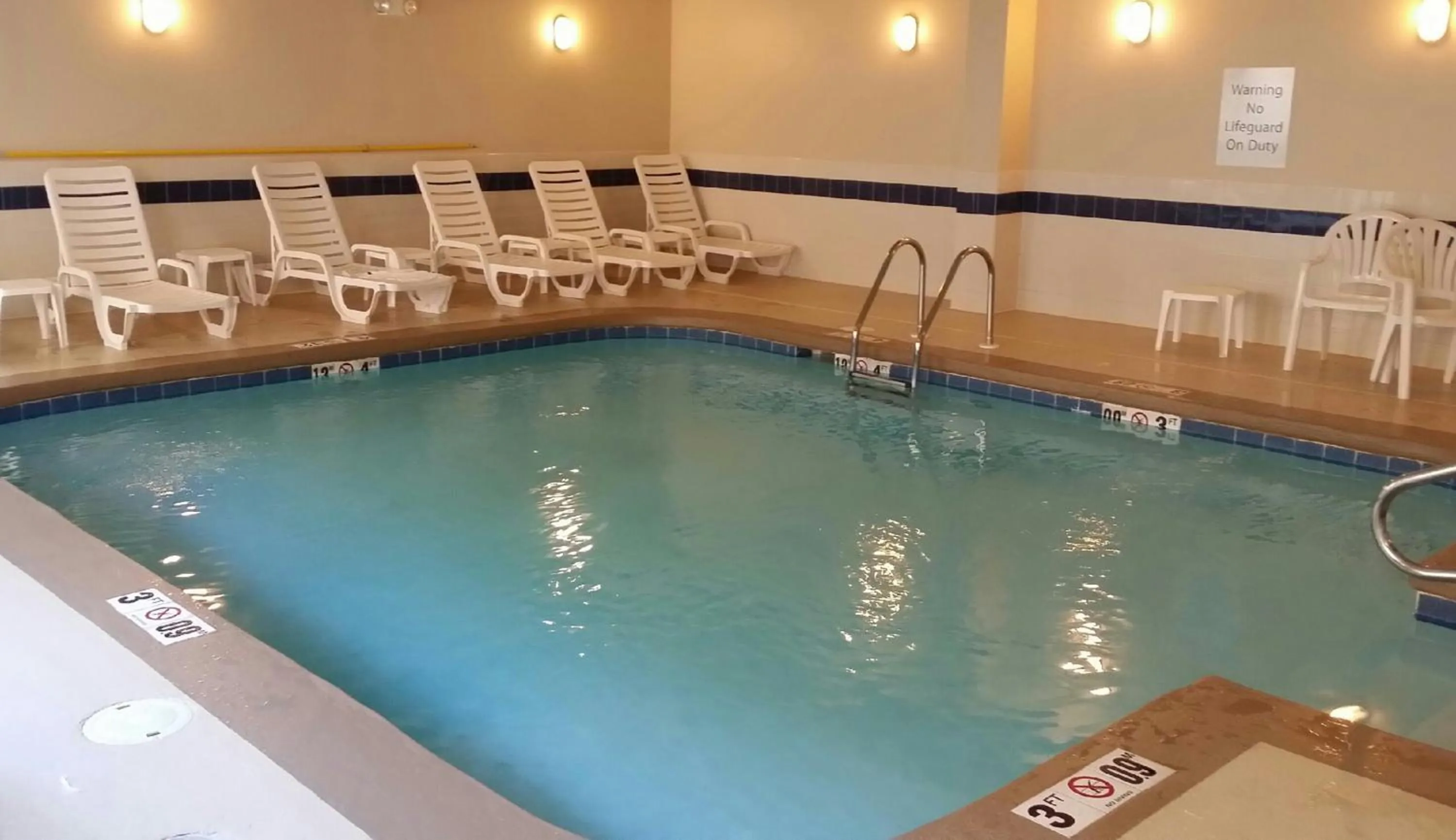 Swimming pool in Springdale Inn & Suites