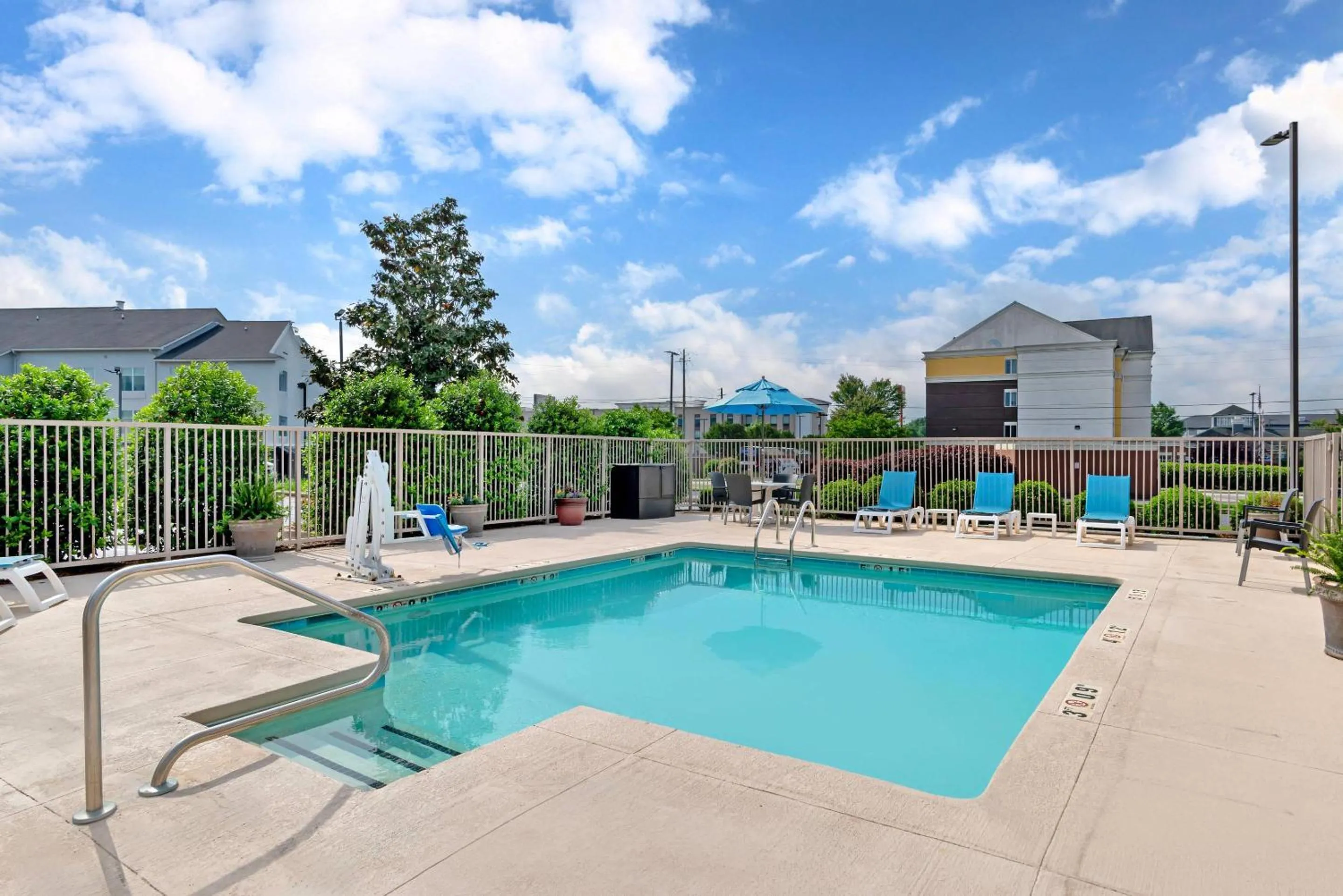 Swimming pool in Comfort Suites Oxford I-20 exit 188