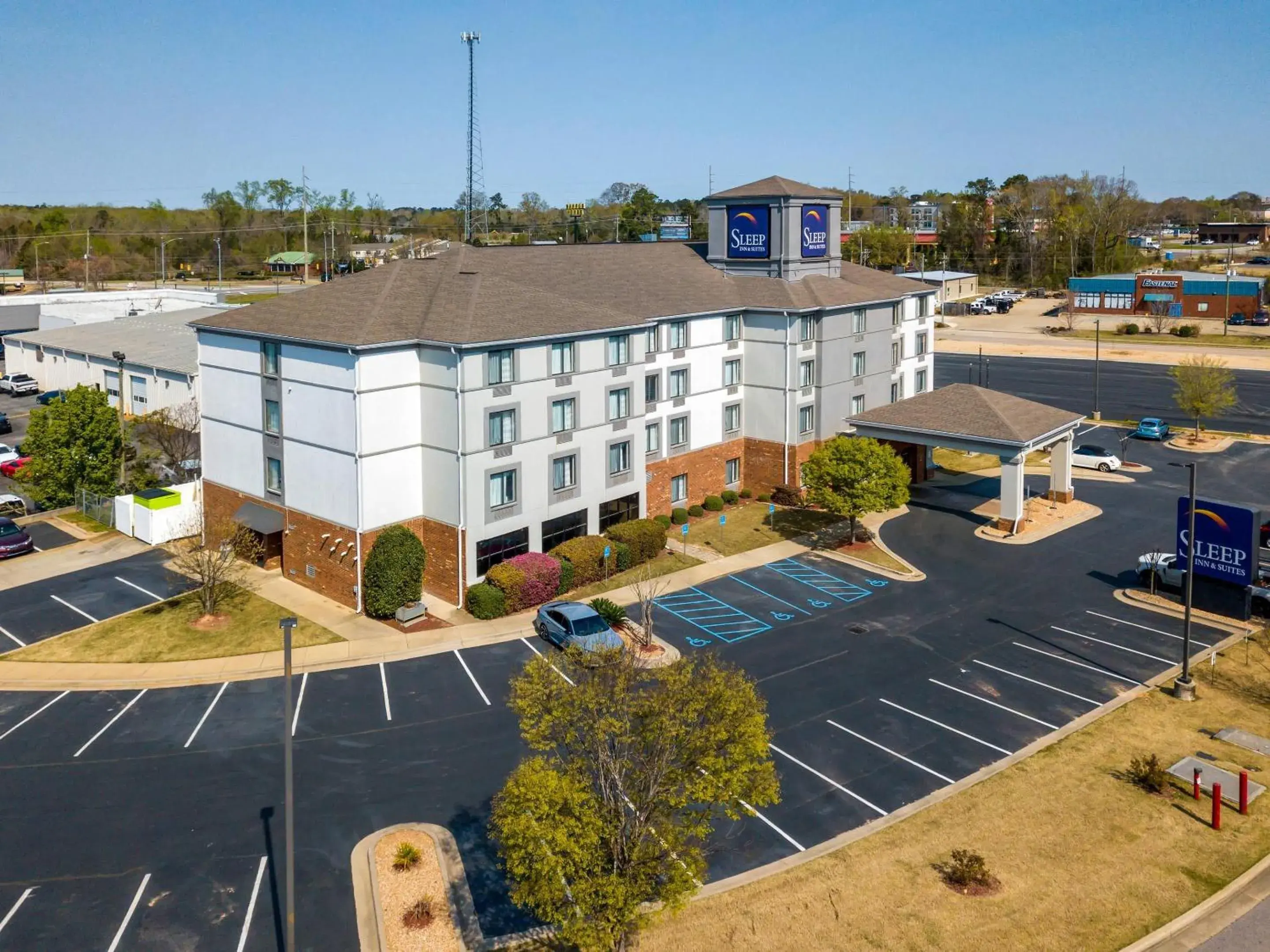 Property building in Sleep Inn & Suites Auburn Campus Area I-85 Property building in Sleep Inn & Suites Auburn Campus Area I-85