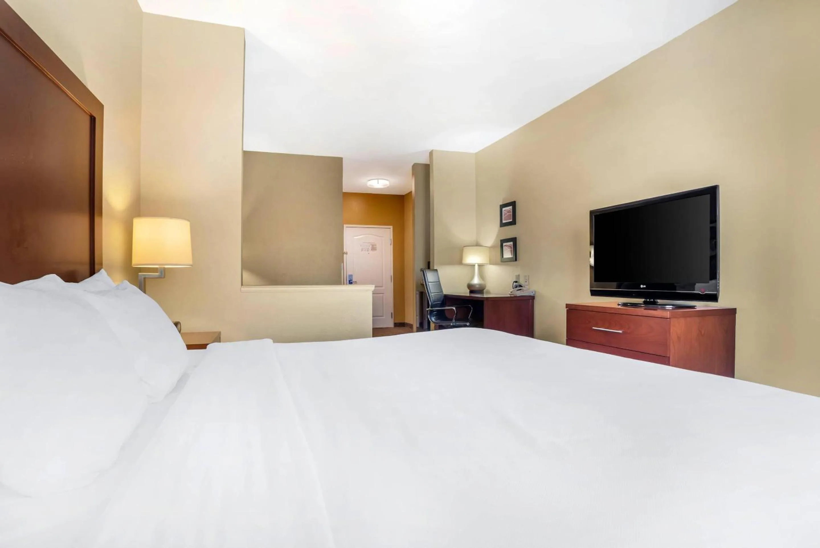 Bedroom, Bed in Comfort Suites Montgomery East Monticello Dr