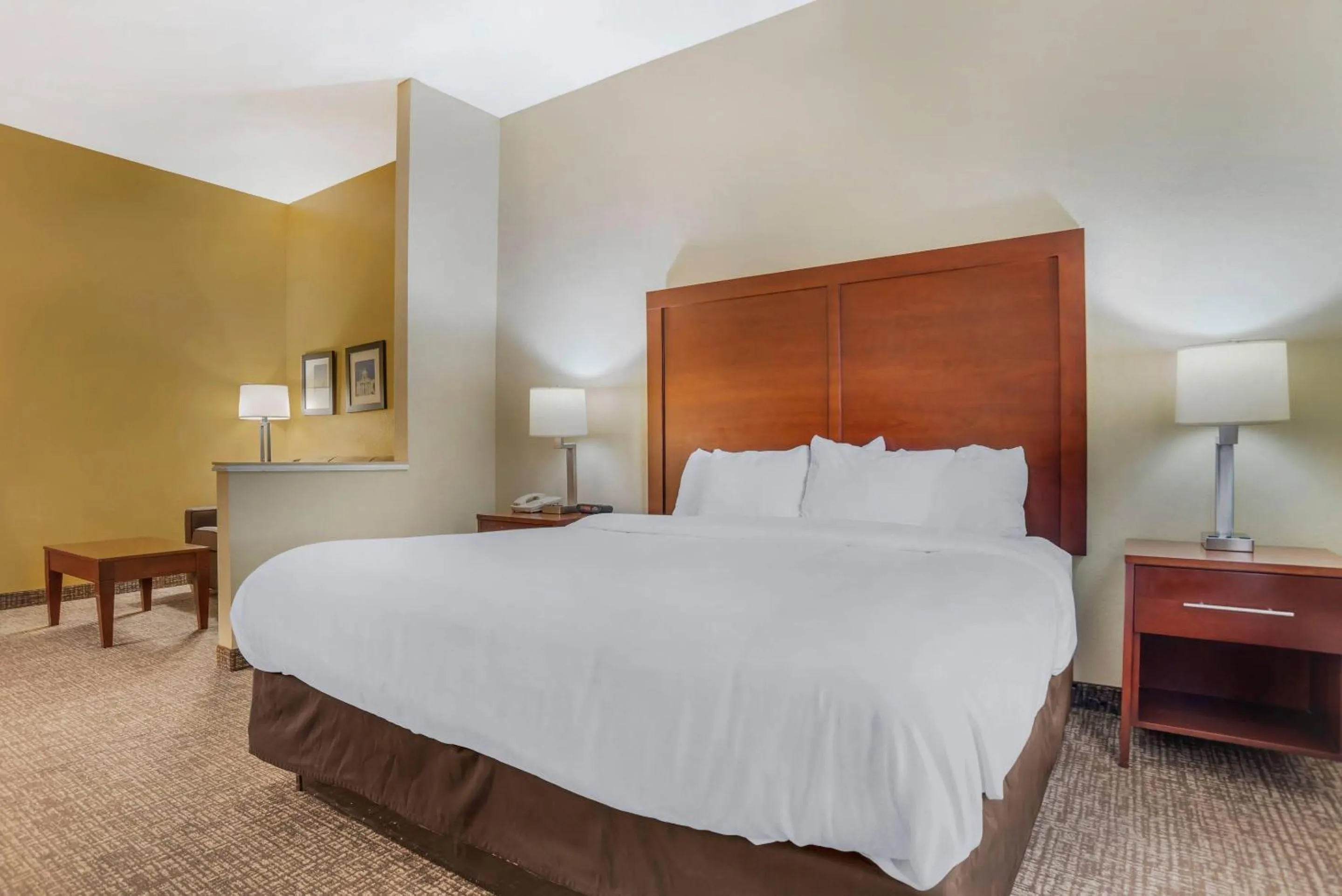 Bedroom, Bed in Comfort Suites Montgomery East Monticello Dr