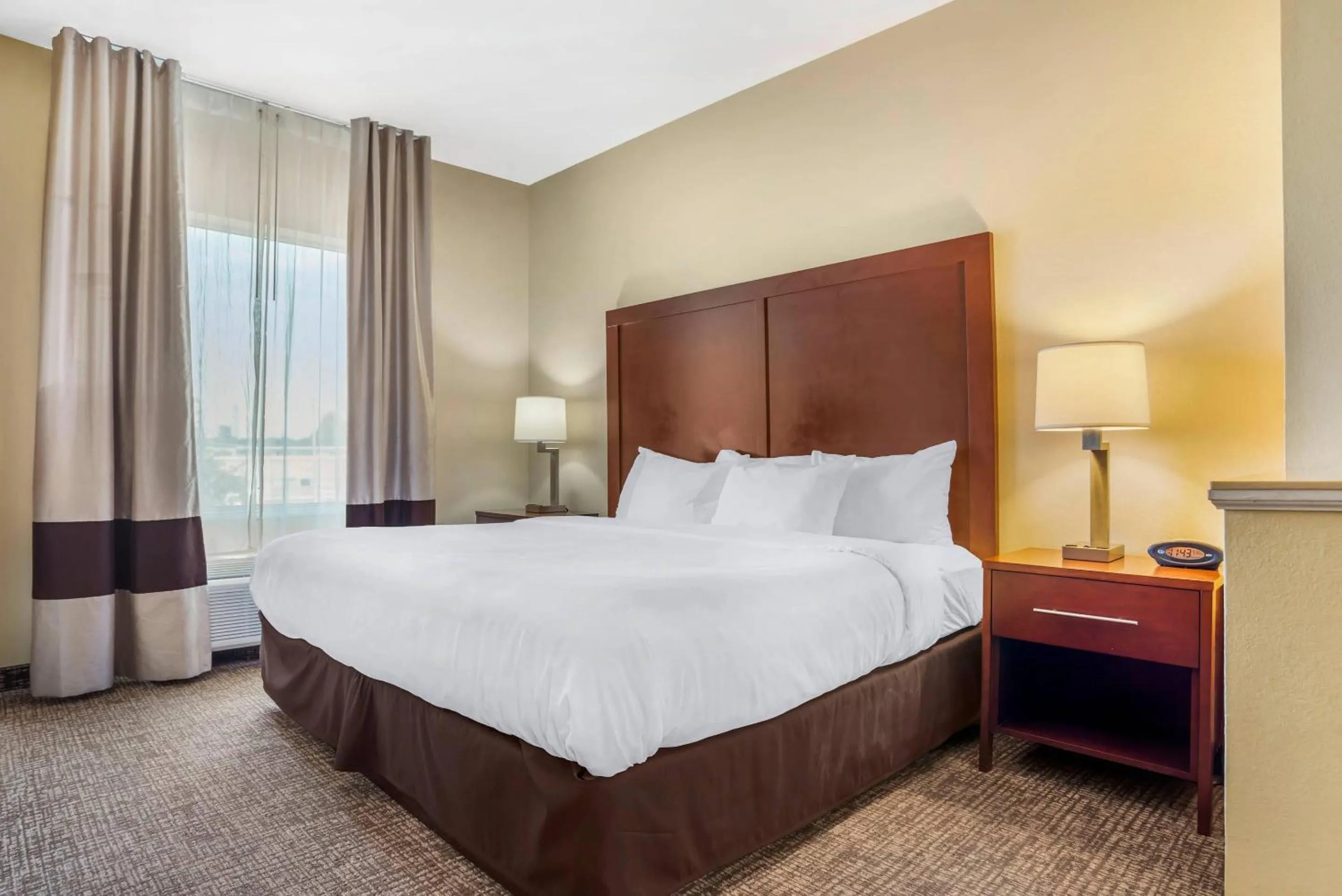 Bedroom, Bed in Comfort Suites Montgomery East Monticello Dr