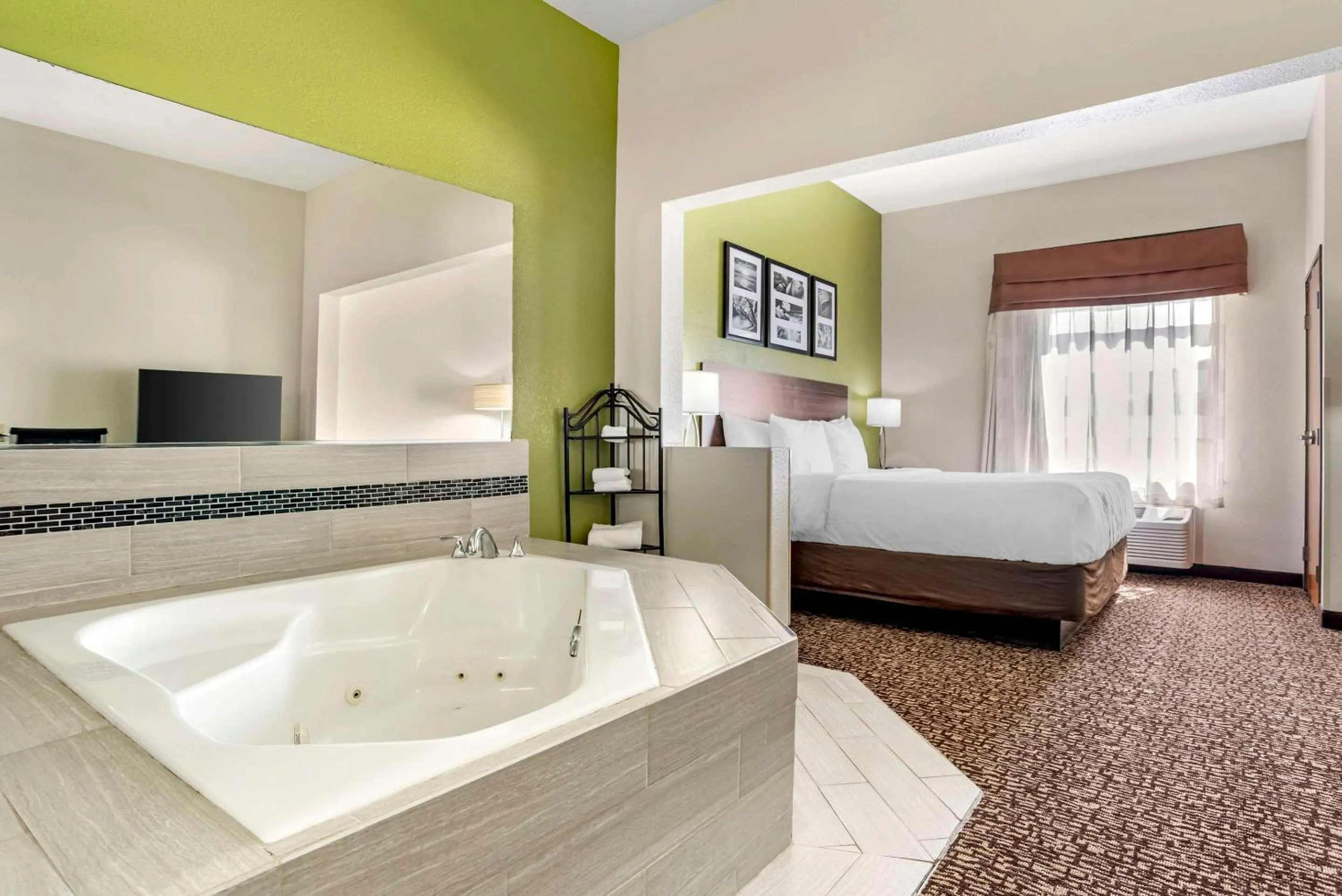 Bedroom, Bed in Sleep Inn & Suites Montgomery East I-85