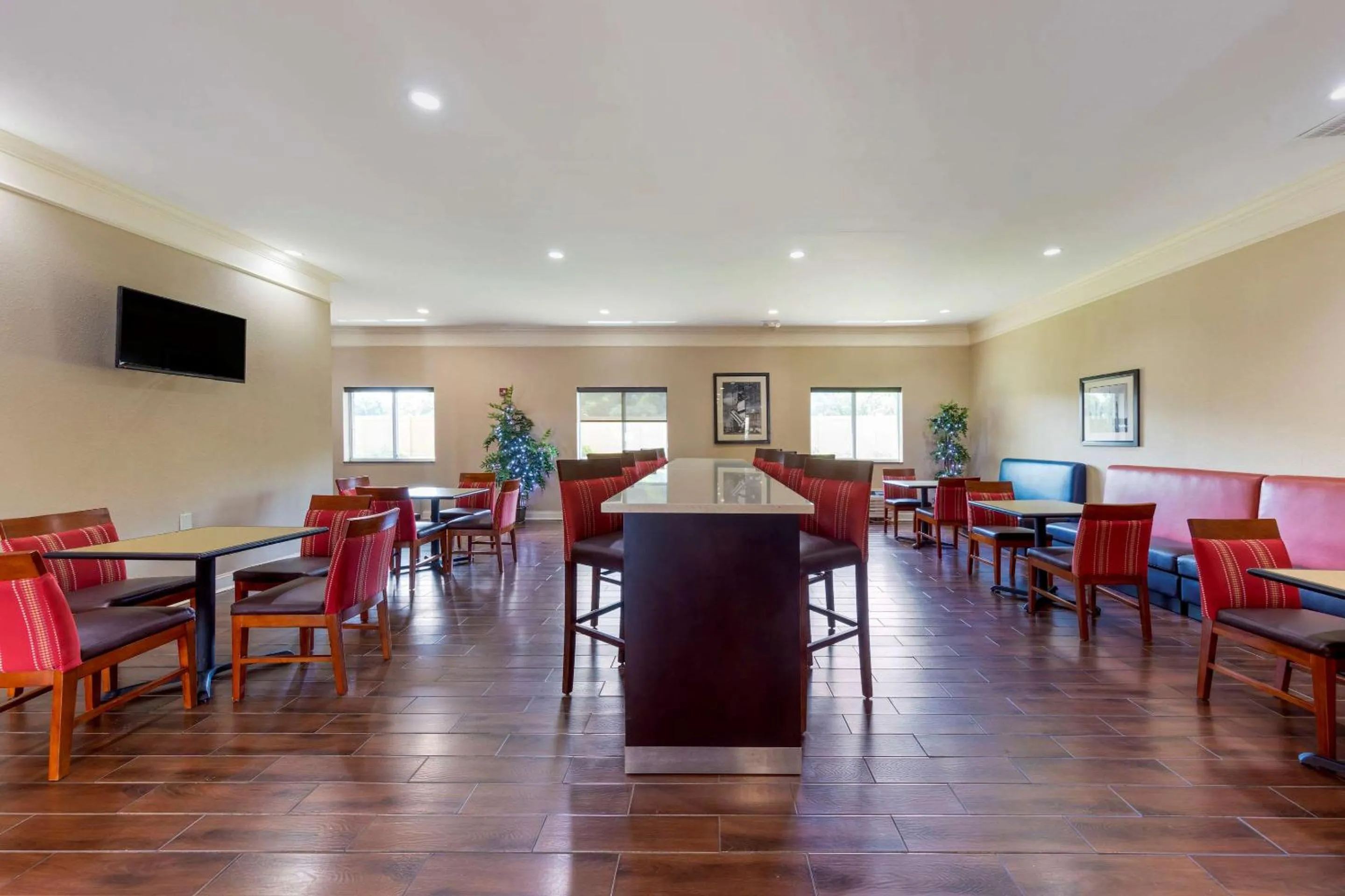 Breakfast in Comfort Inn near University