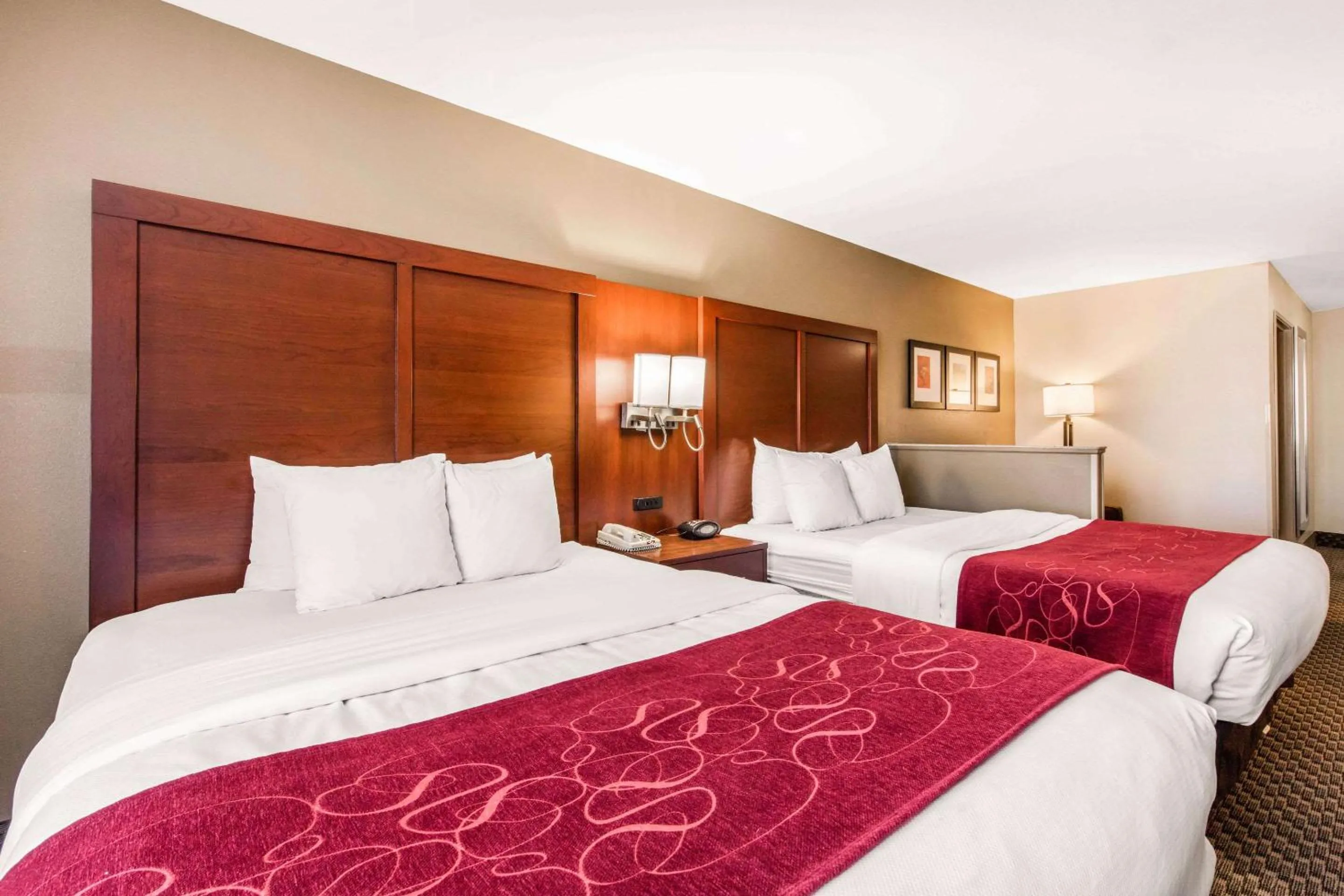 Photo of the whole room, Bed in Comfort Suites Tuscaloosa near University