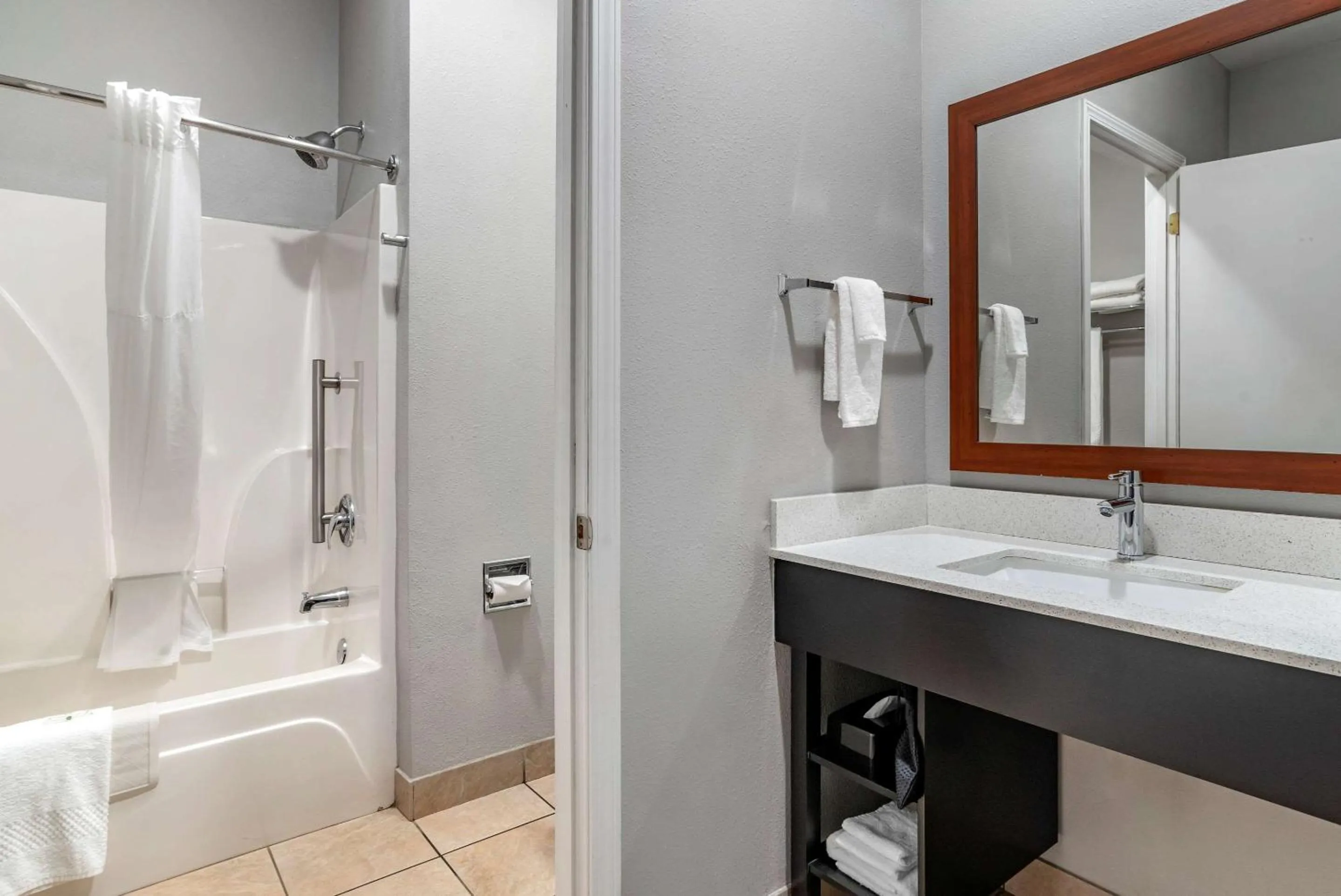 Bathroom in Quality Inn & Suites Demopolis