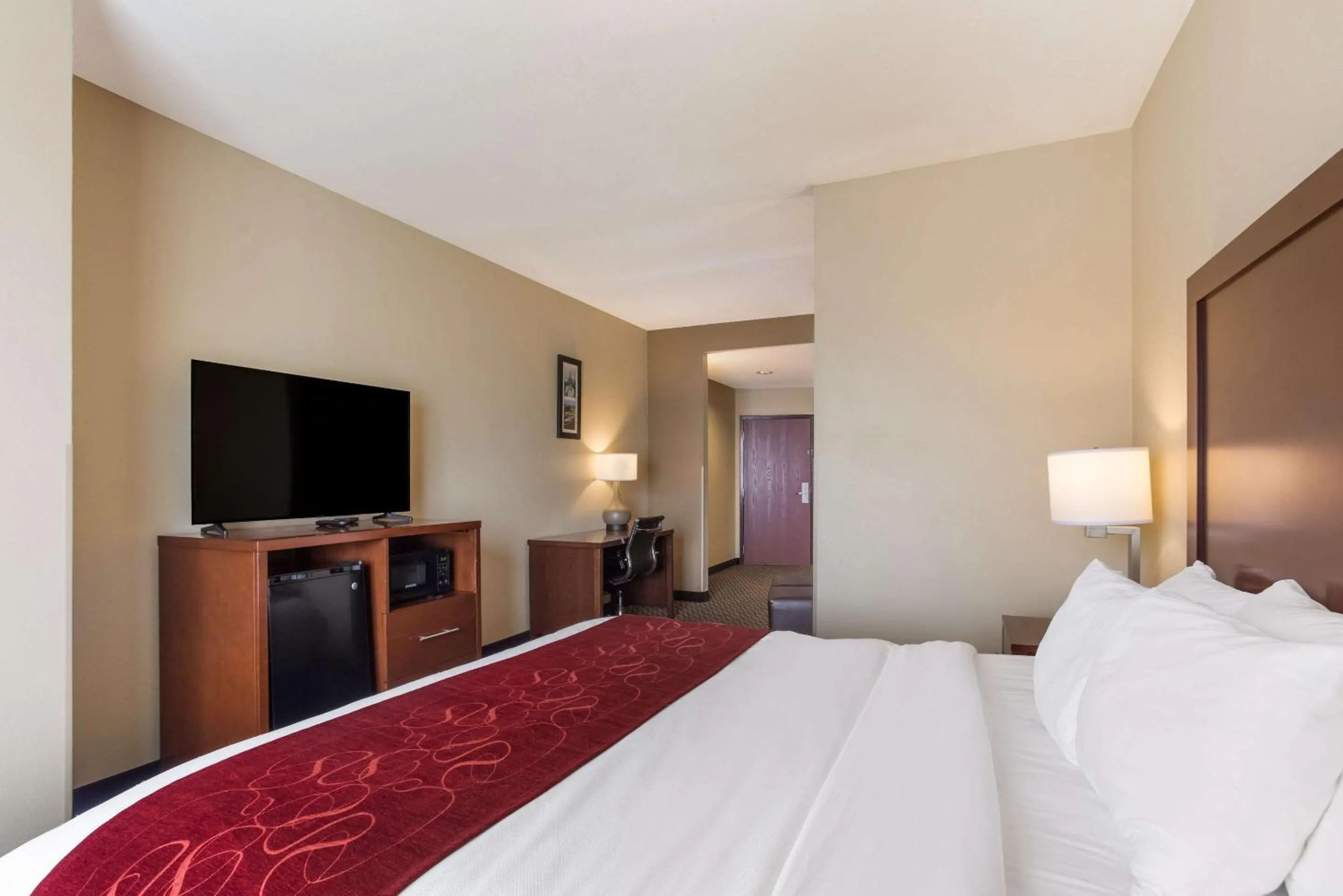 Bedroom, Bed in Comfort Suites North Mobile