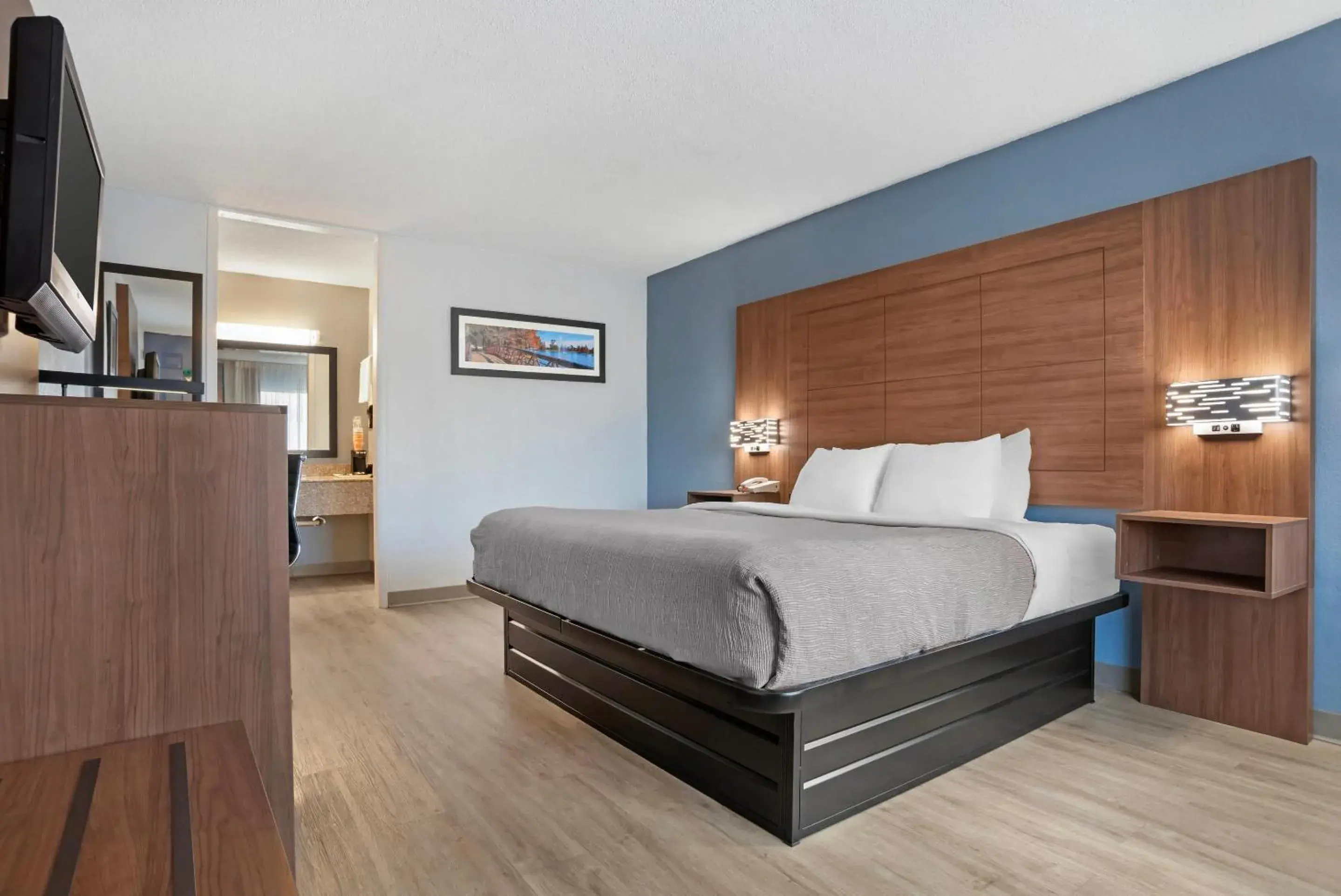 Bedroom, Bed in Quality Inn & Suites near Lake Eufaula Bedroom, Bed in Quality Inn & Suites near Lake Eufaula