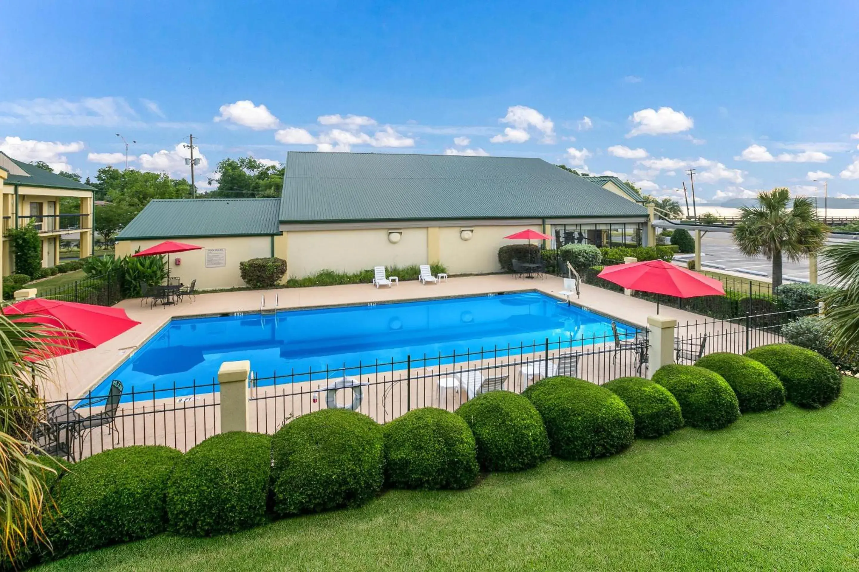 Swimming pool in Quality Inn & Suites near Lake Eufaula Swimming pool in Quality Inn & Suites near Lake Eufaula
